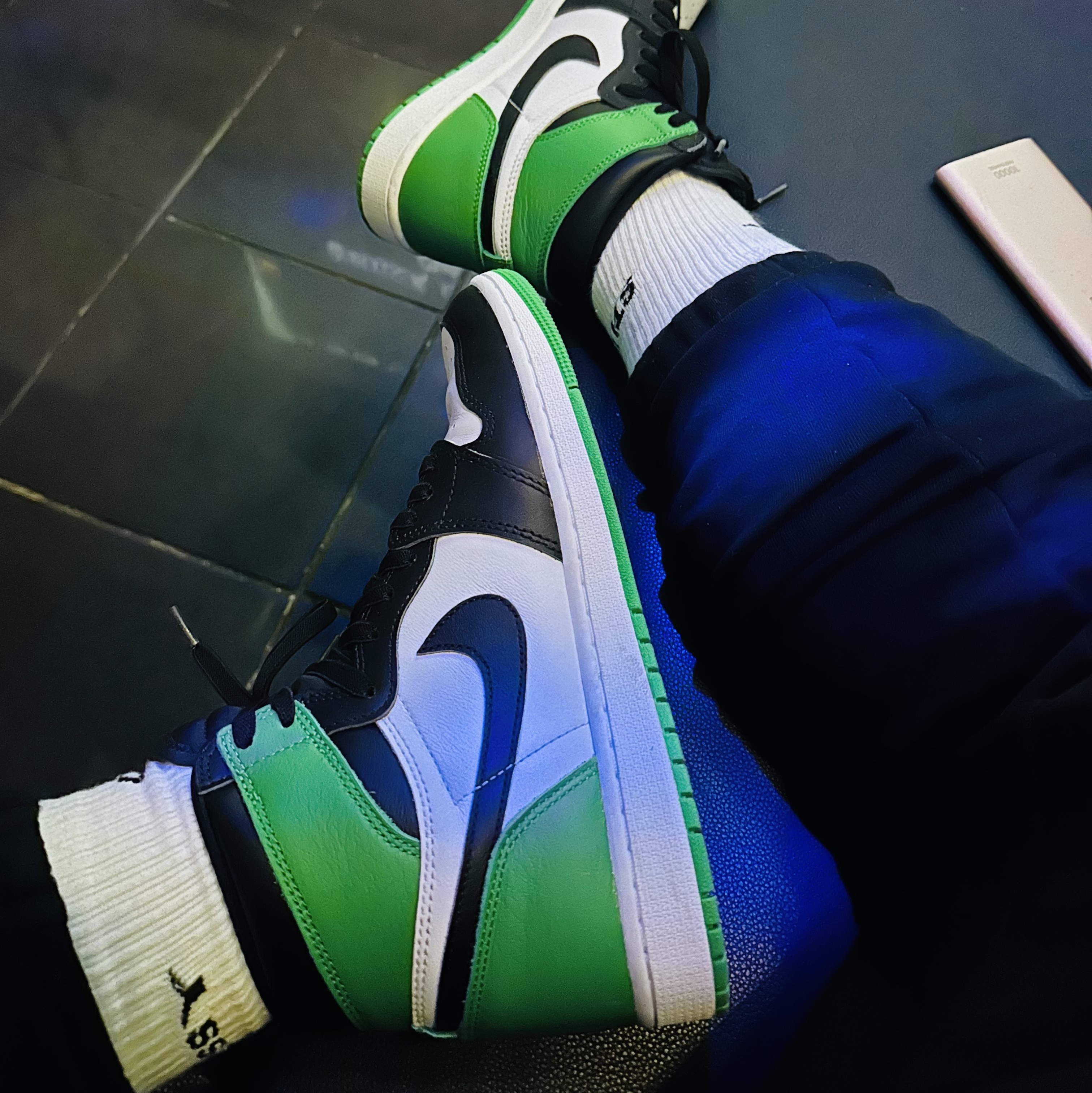 Jordan 1 Retro High OG Black and Lucky Green 착용 스타일