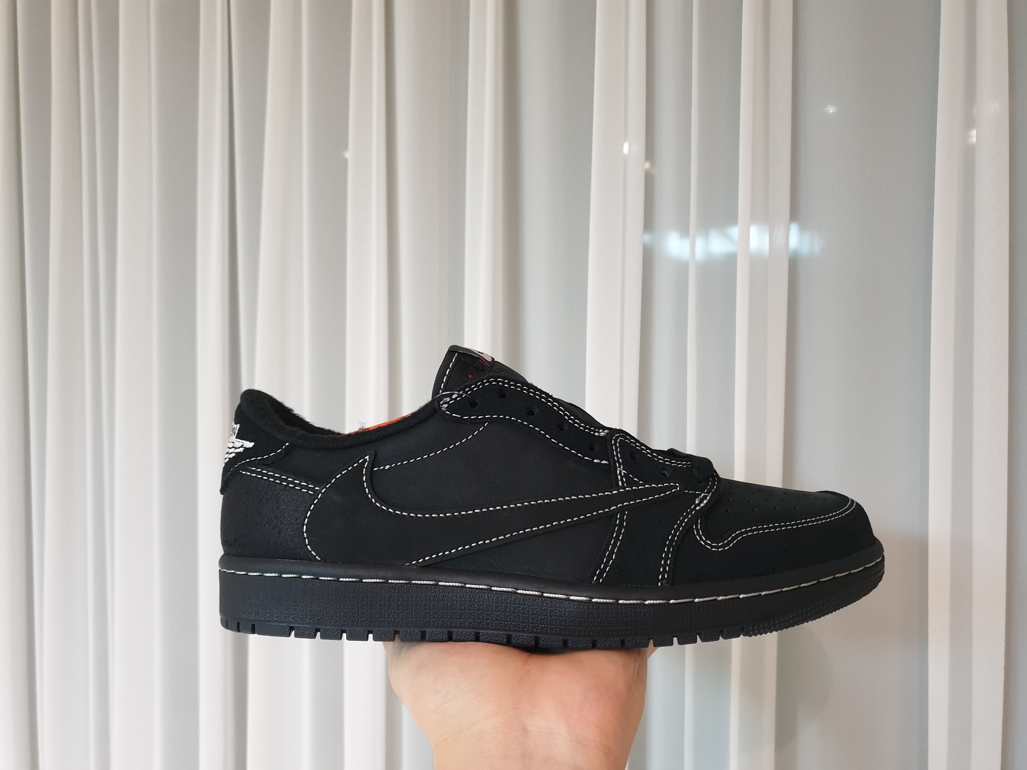 Jordan 1 x Travis Scott Retro Low OG SP Black Phantom 착용 스타일 - 2