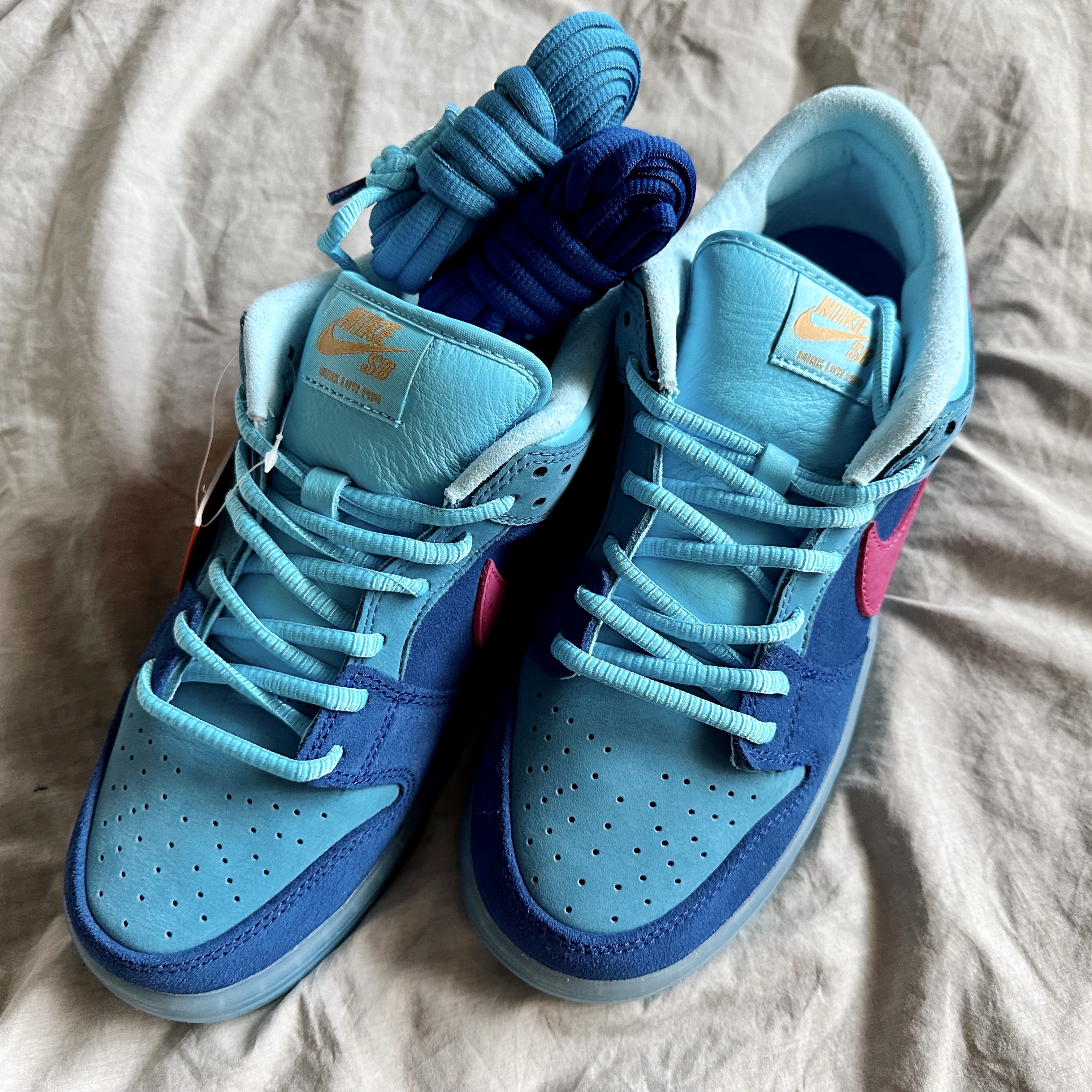 Nike x Run The Jewels SB Dunk Low Deep Royal Blue and Active Pink 착용 스타일 - 4