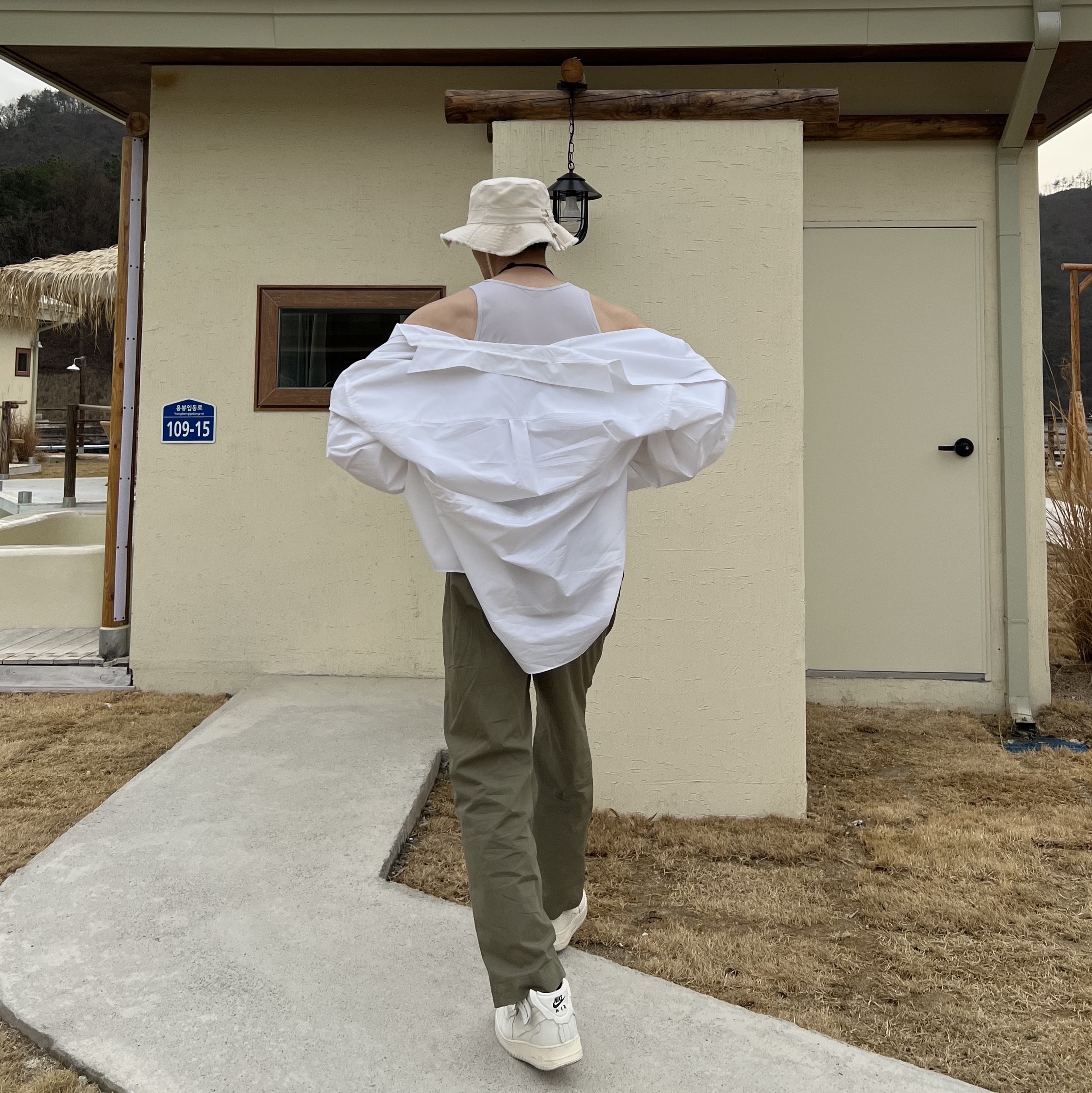 Jacquemus Le Bob Artichaut Bucket Hat Off White, Nike x Comme des Garcons Homme Plus Air Force Mid White 착용 스타일 - 2