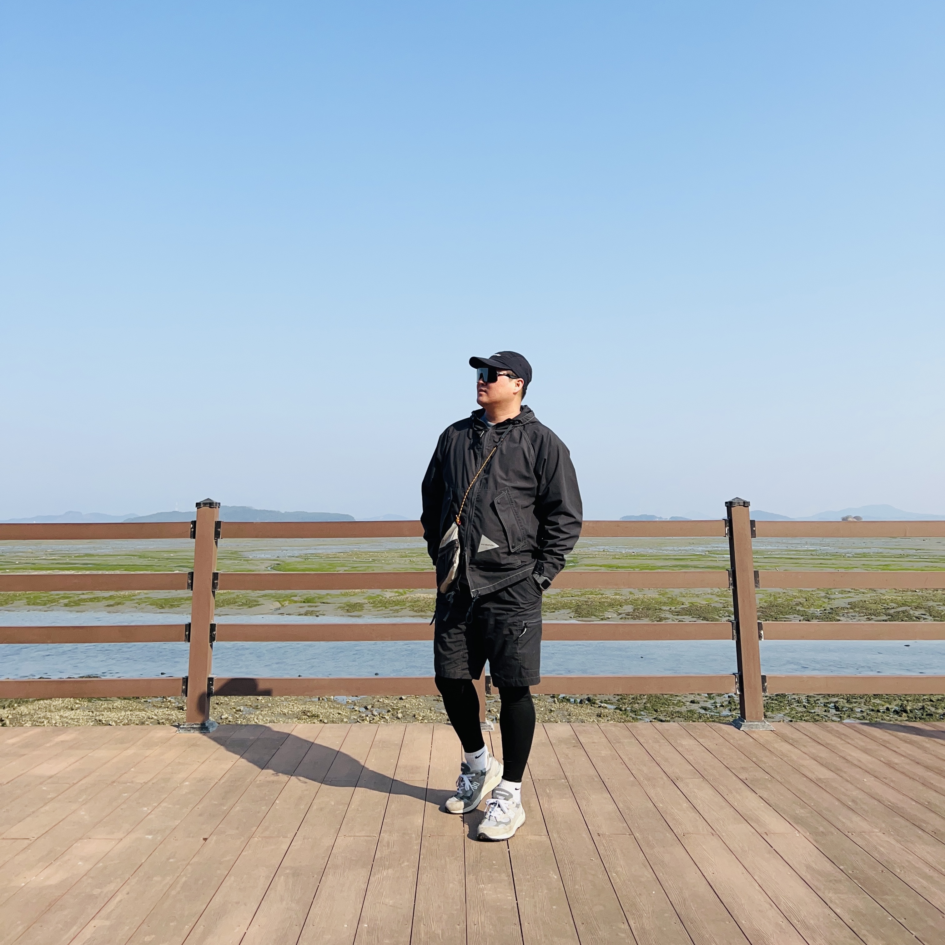 Oakley Sutro Polished Black Frame Prizm Black Lenses Low Bridge Fit, New Balance 992 Made in USA Grey - D Standard 착용 스타일 - 1