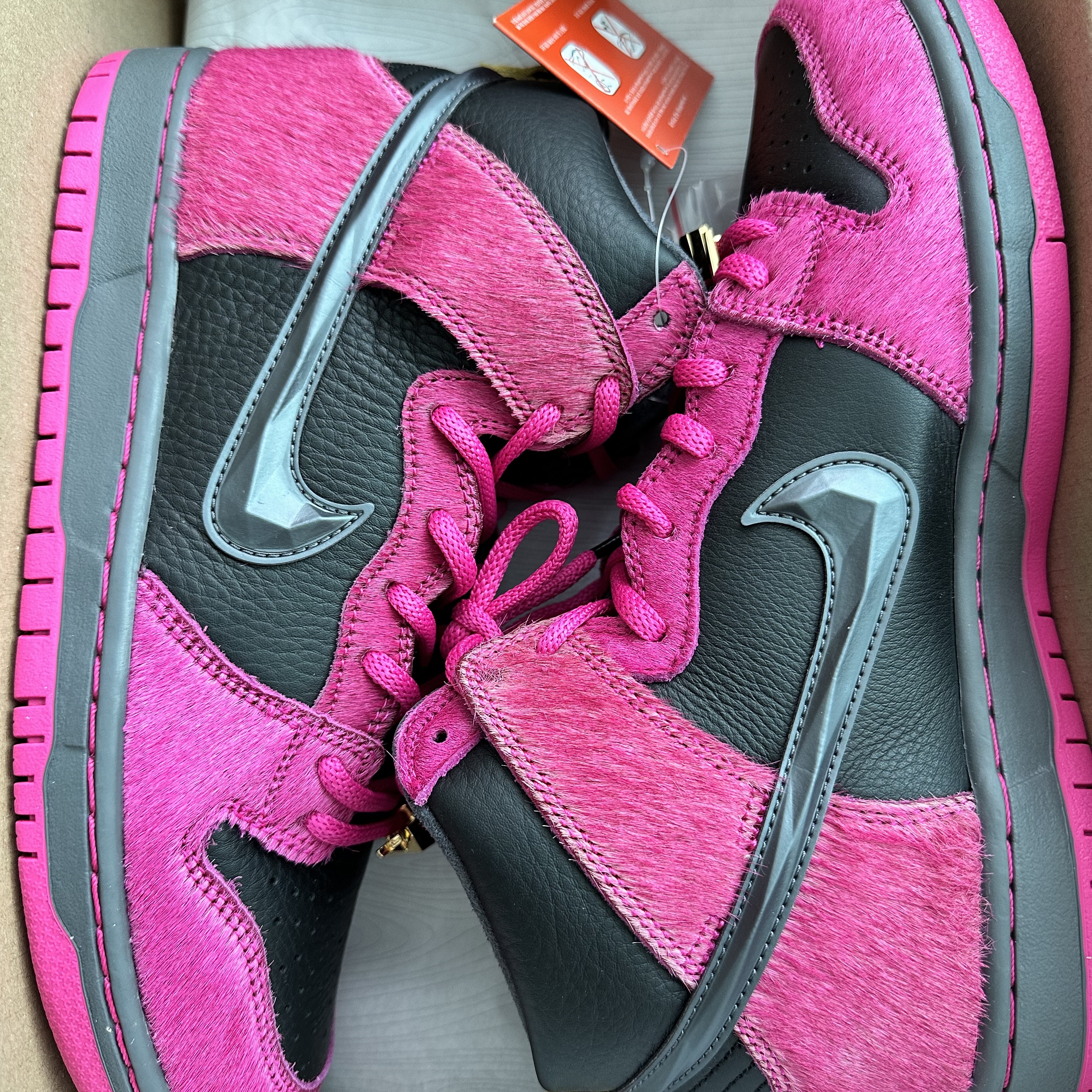 Nike x Run The Jewels SB Dunk High Active Pink and Black 착용 스타일 - 1