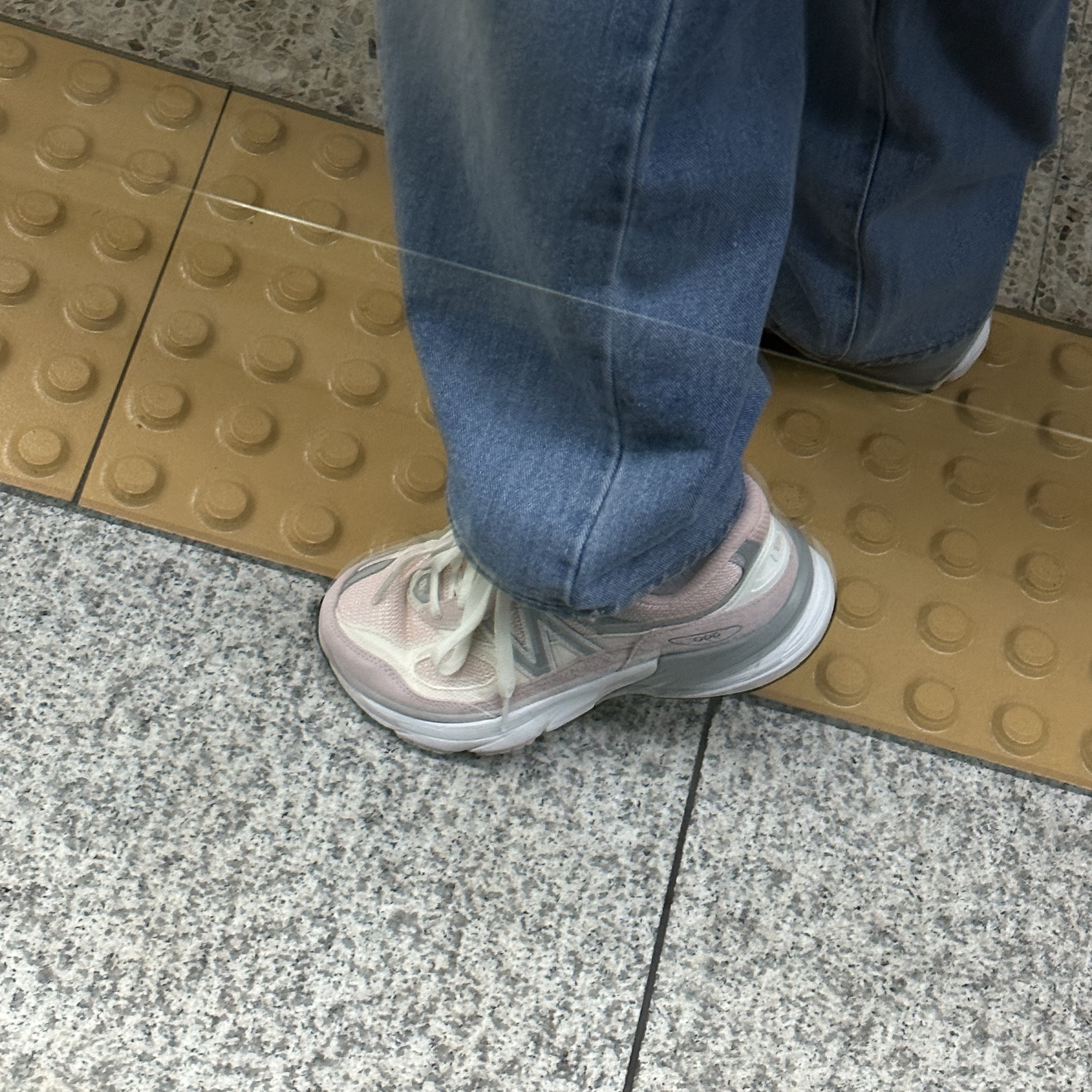 New Balance 990v6 Made in USA Grey - D Standard, (GS) New Balance 990v6 Gray - M Medium 착용 스타일 - 3