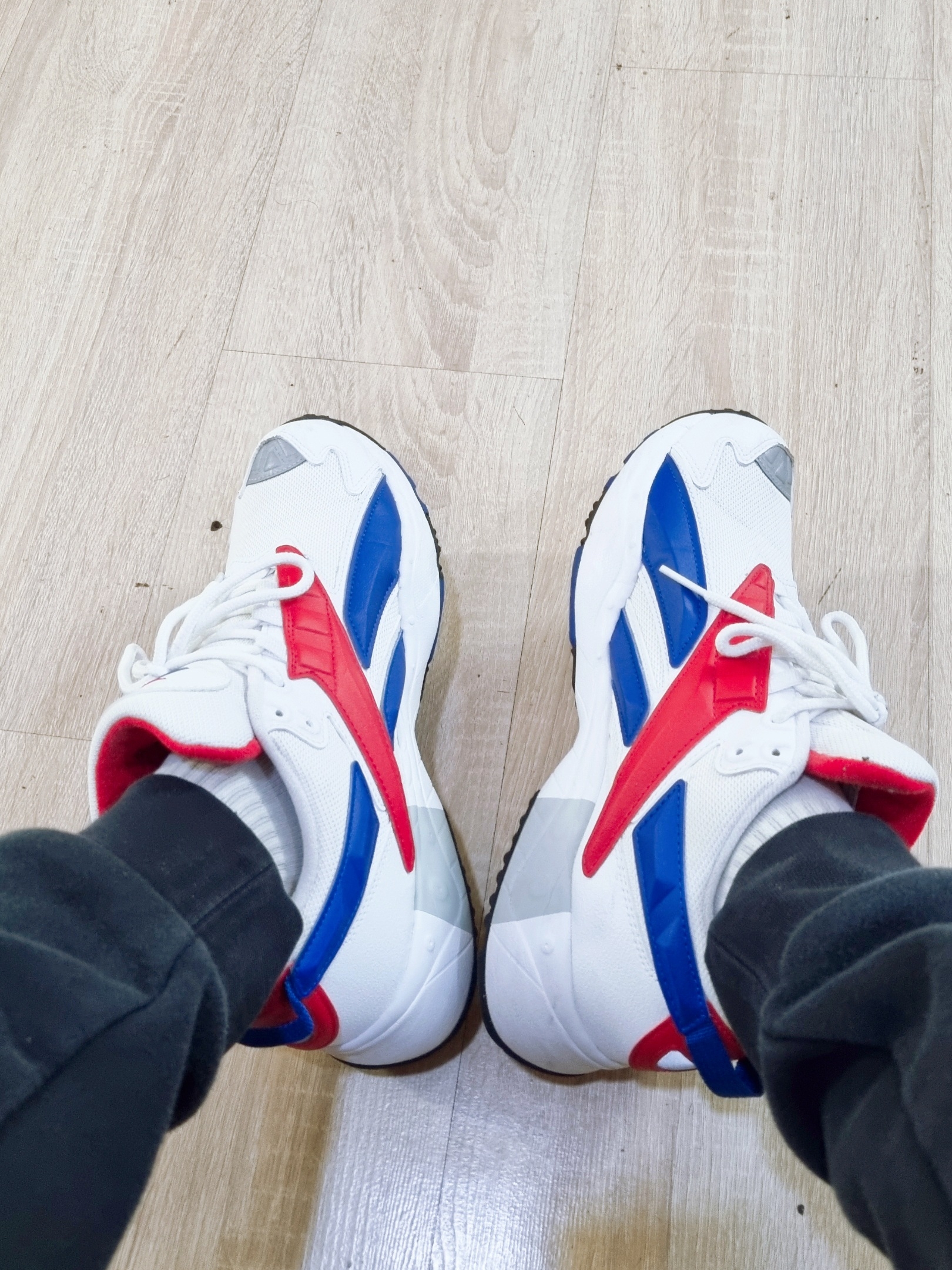 Reebok Interval 96 White Royal Scarlet 착용 스타일 - 1