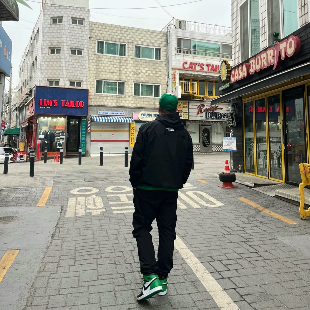Jordan 1 Retro High OG Black and Lucky Green 착용 스타일