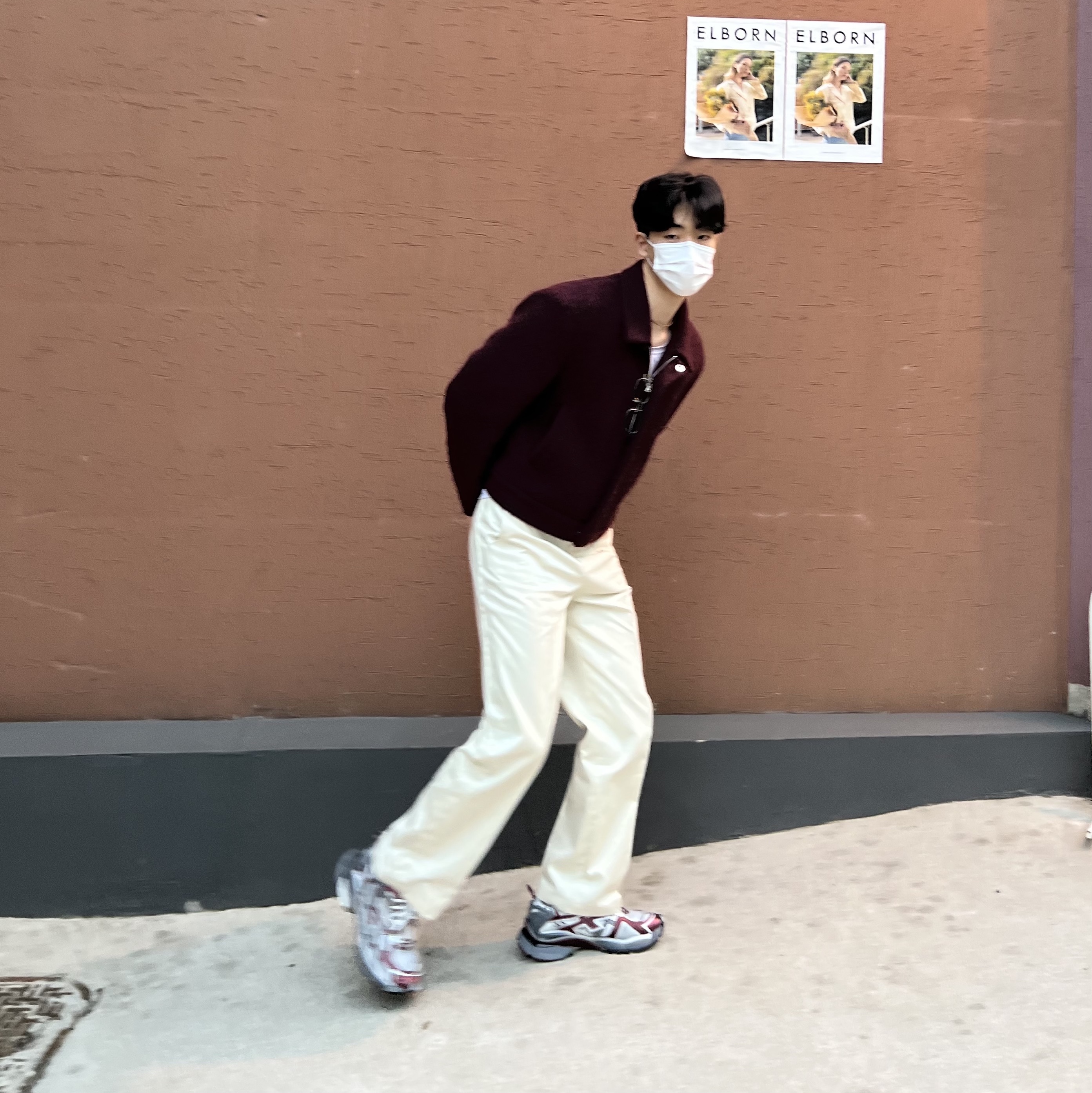 Balenciaga Runner Sneakers Grey Burgundy 착용 스타일 - 2