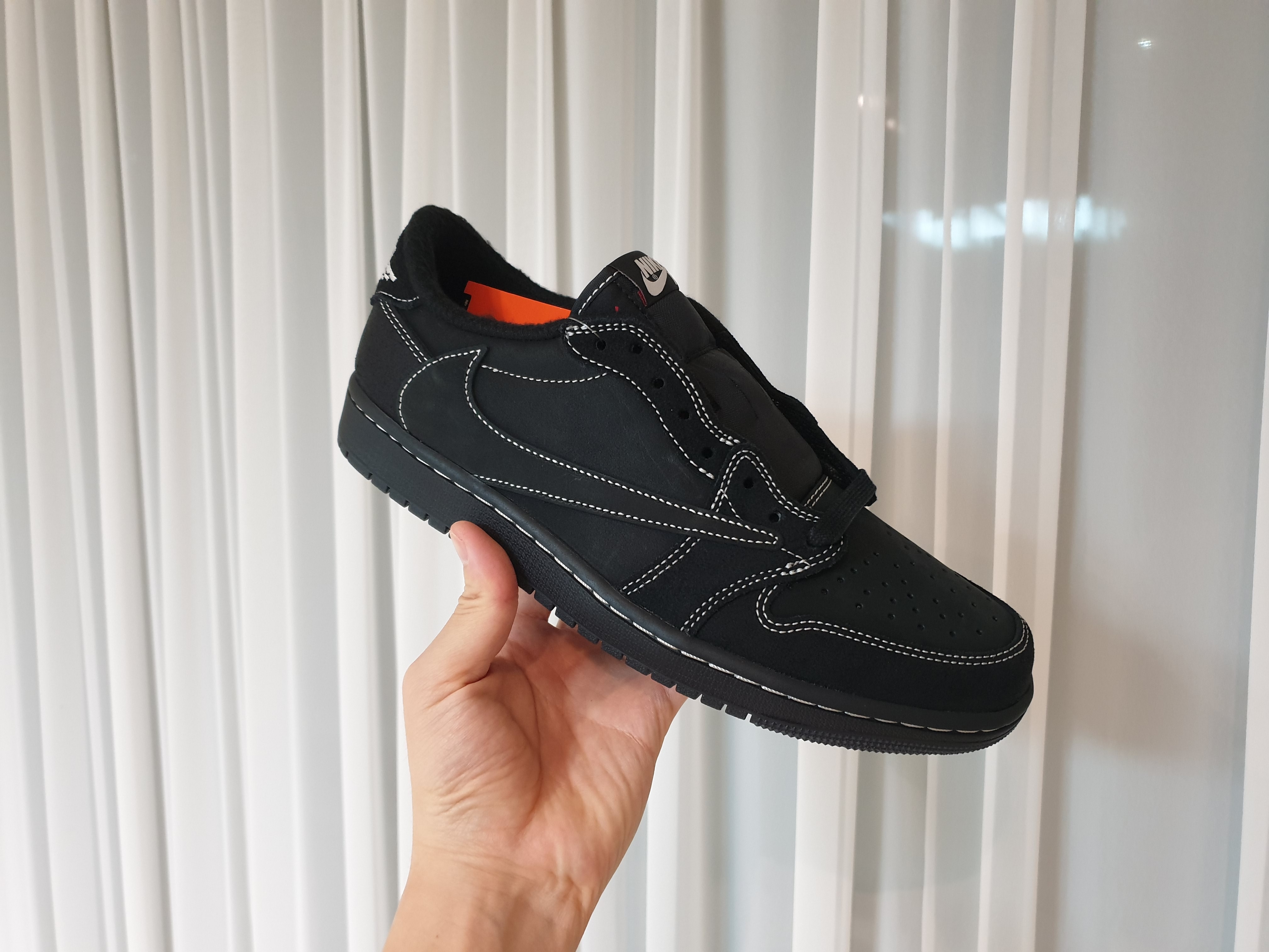Jordan 1 x Travis Scott Retro Low OG SP Black Phantom 착용 스타일 - 1