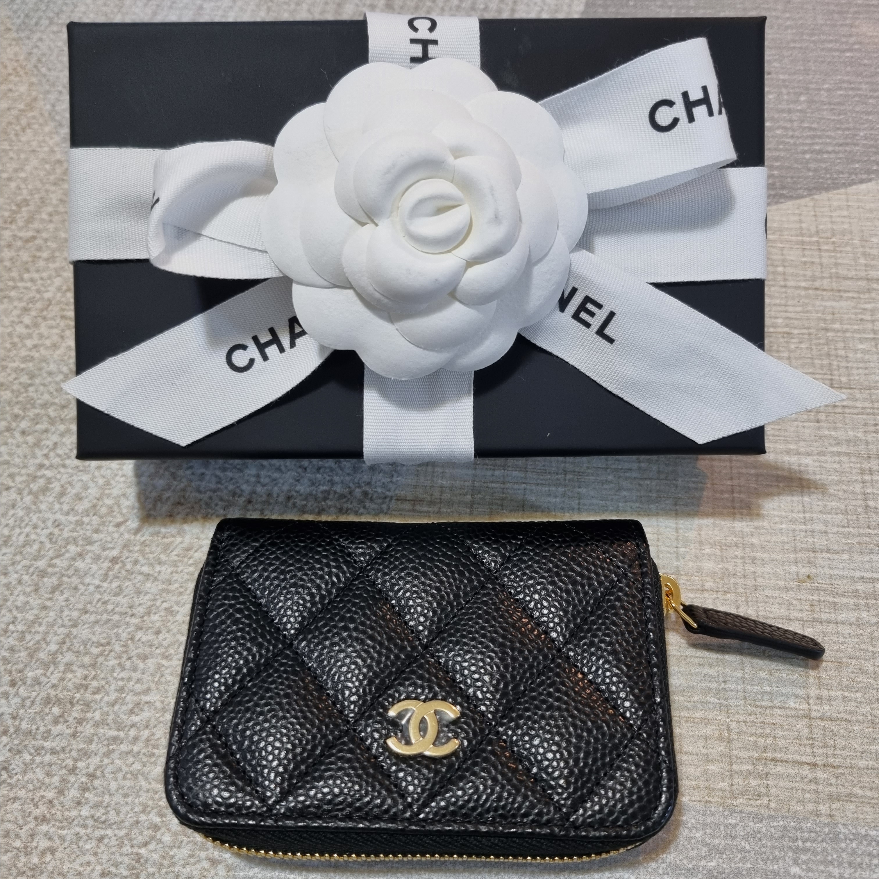 Chanel Classic Zipped Coin Purse Grained Calfskin & Gold Black 착용 스타일