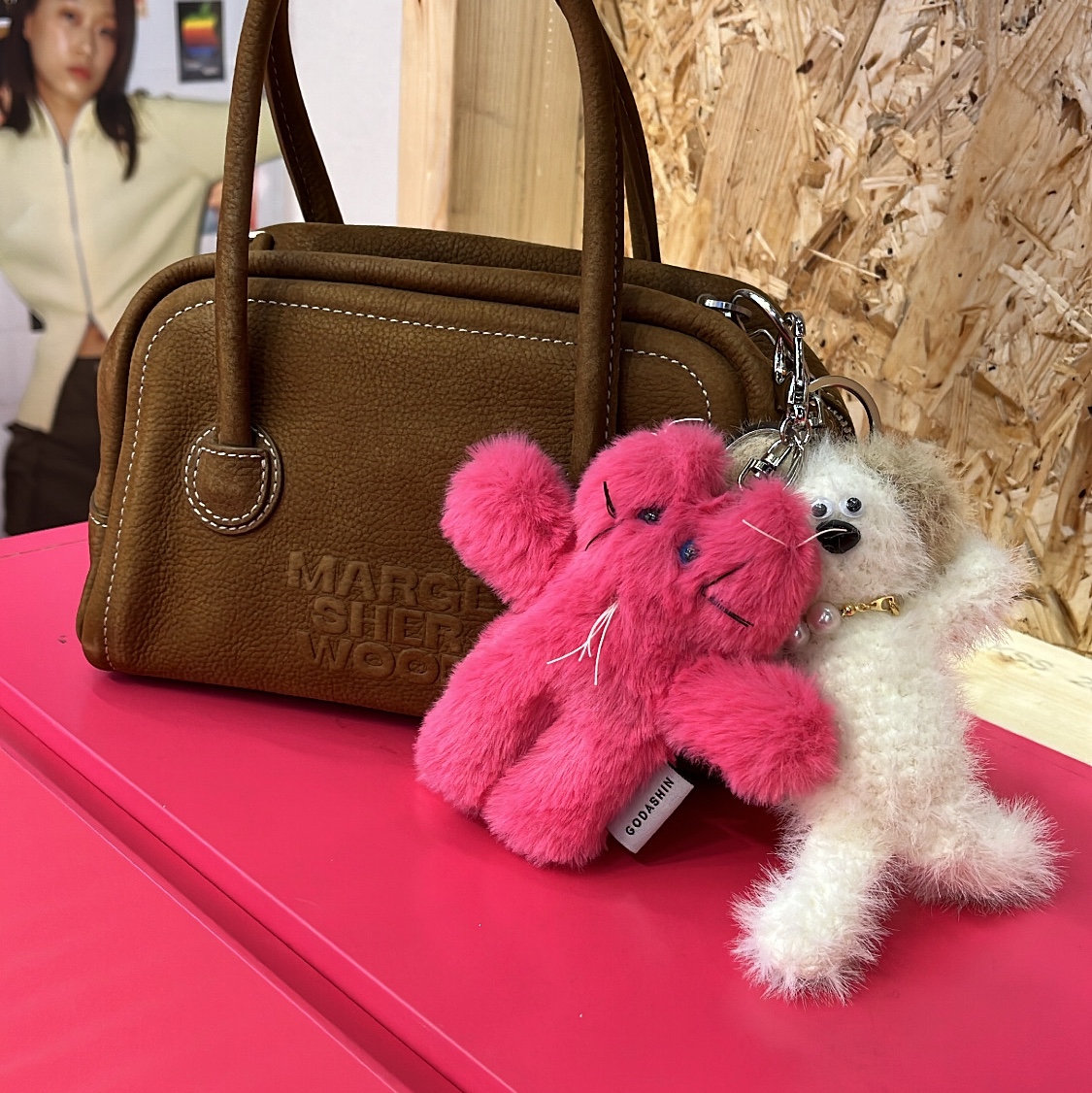 Margesherwood Wood Keyring White, Godashin Cats Keyring Pink 착용 스타일