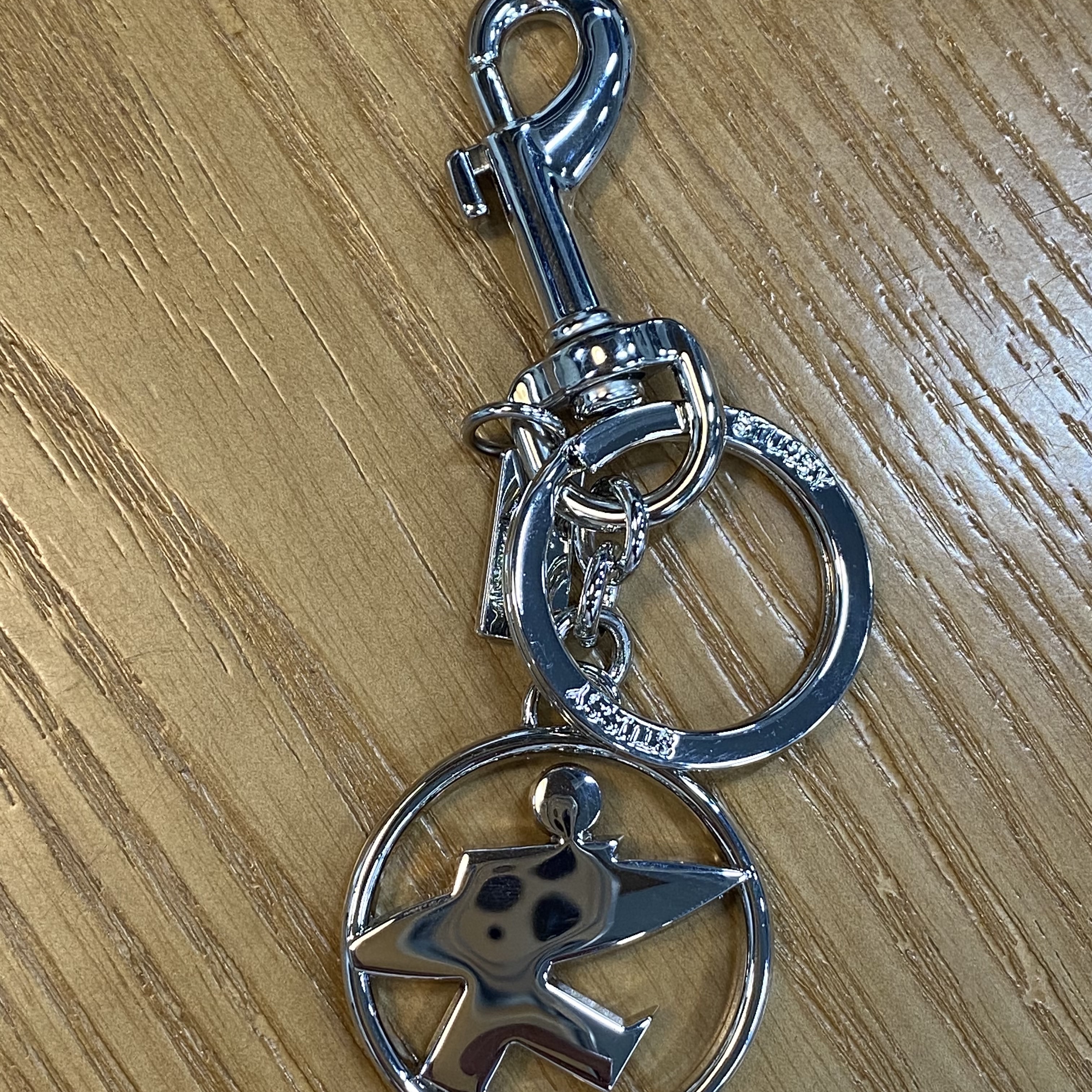 Stussy Surfman Keychain Silver 착용 스타일