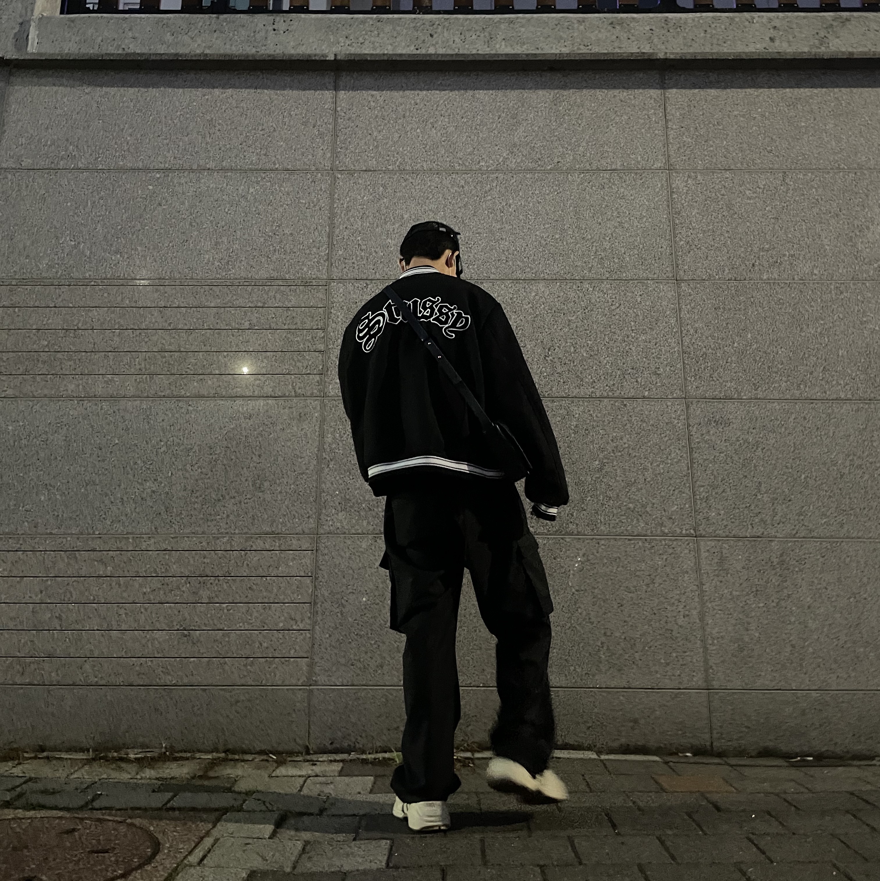 Stussy Casentino Wool Varsity Jacket Black, Gucci x MLB New York Yankees Rhyton Sneakers Ivory 착용 스타일 - 2