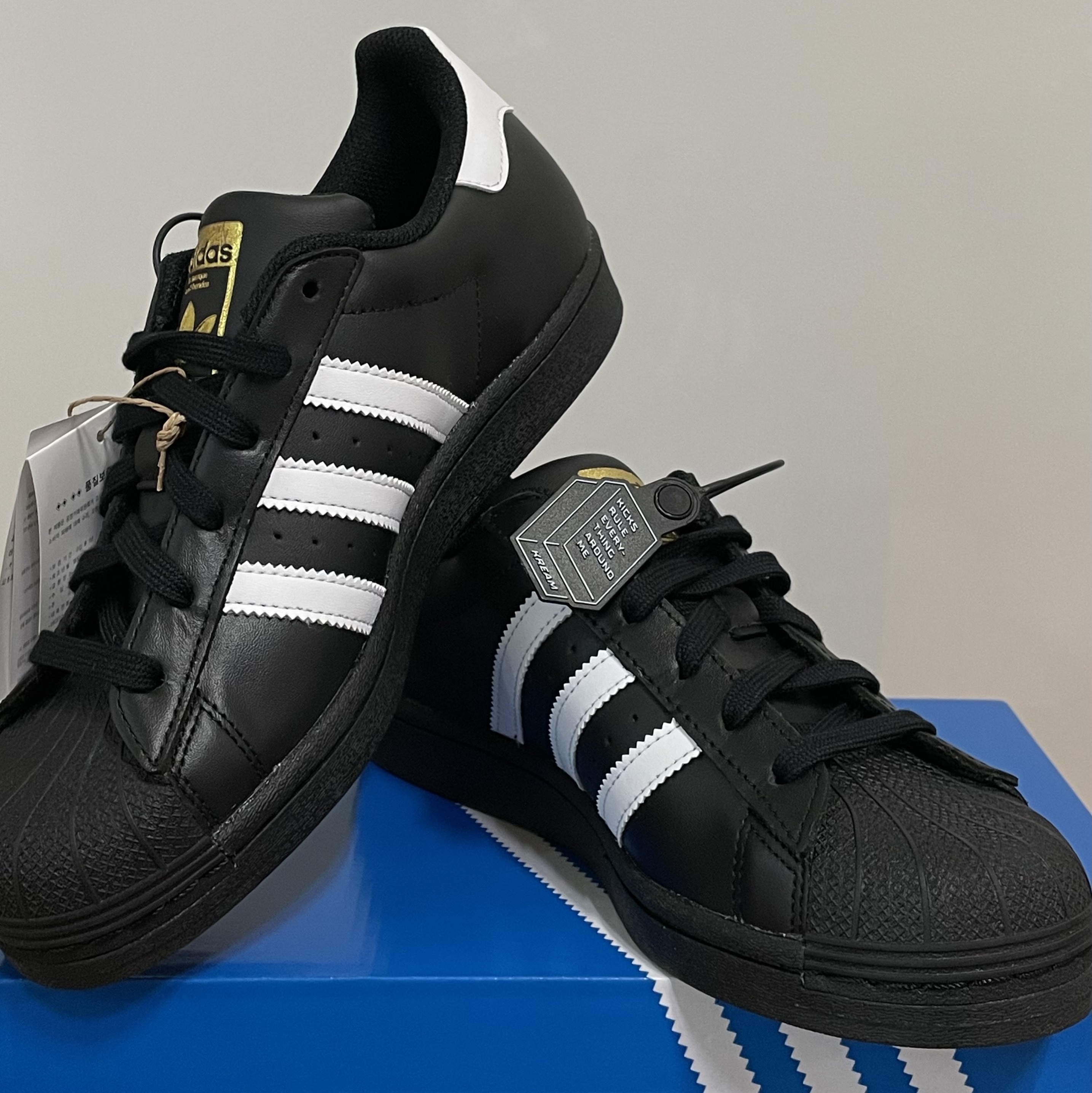 Adidas Superstar Core Black White 착용 스타일 - 1