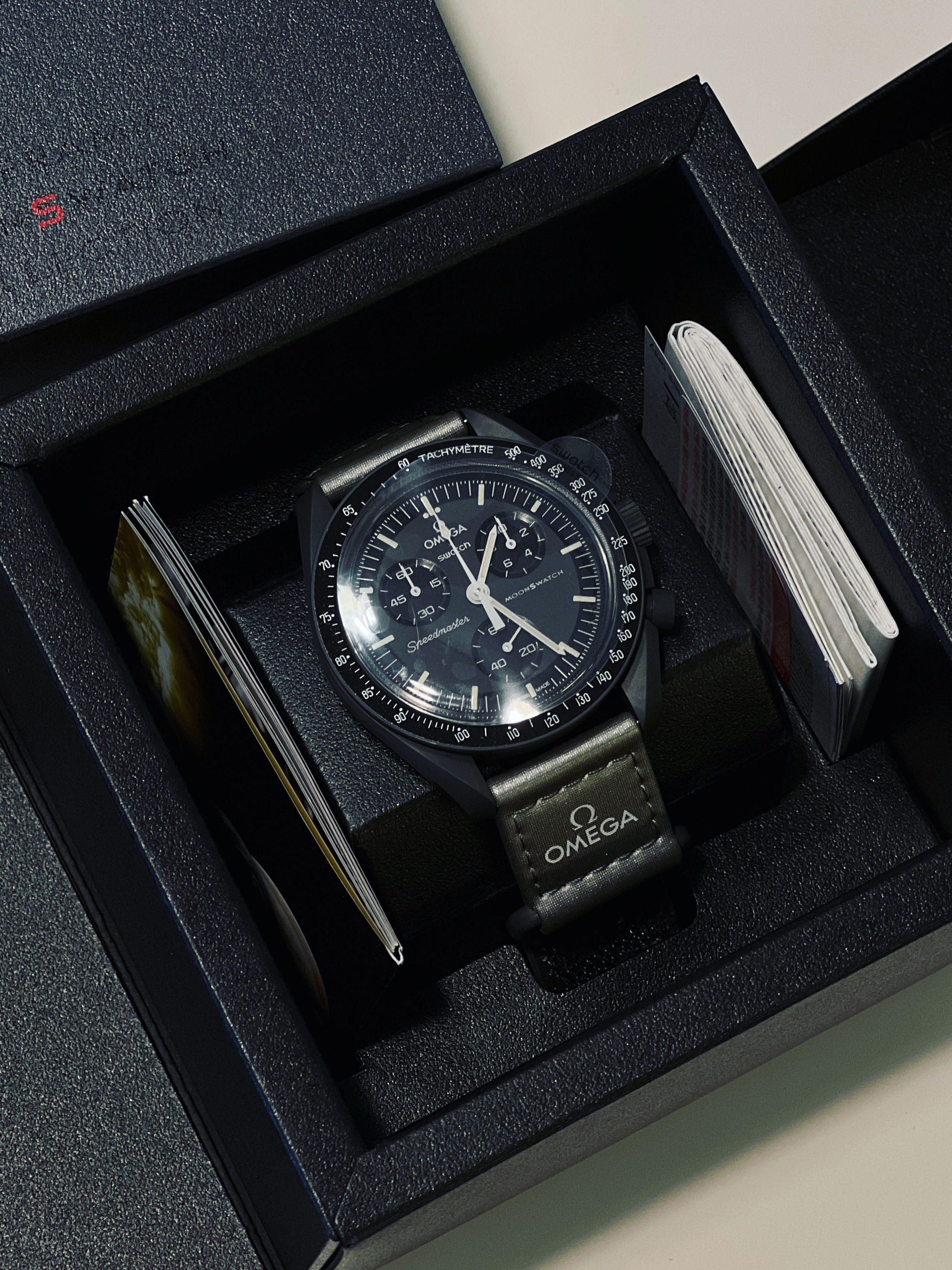 Swatch x Omega Bioceramic MoonSwatch Mission To Mercury 착용 스타일