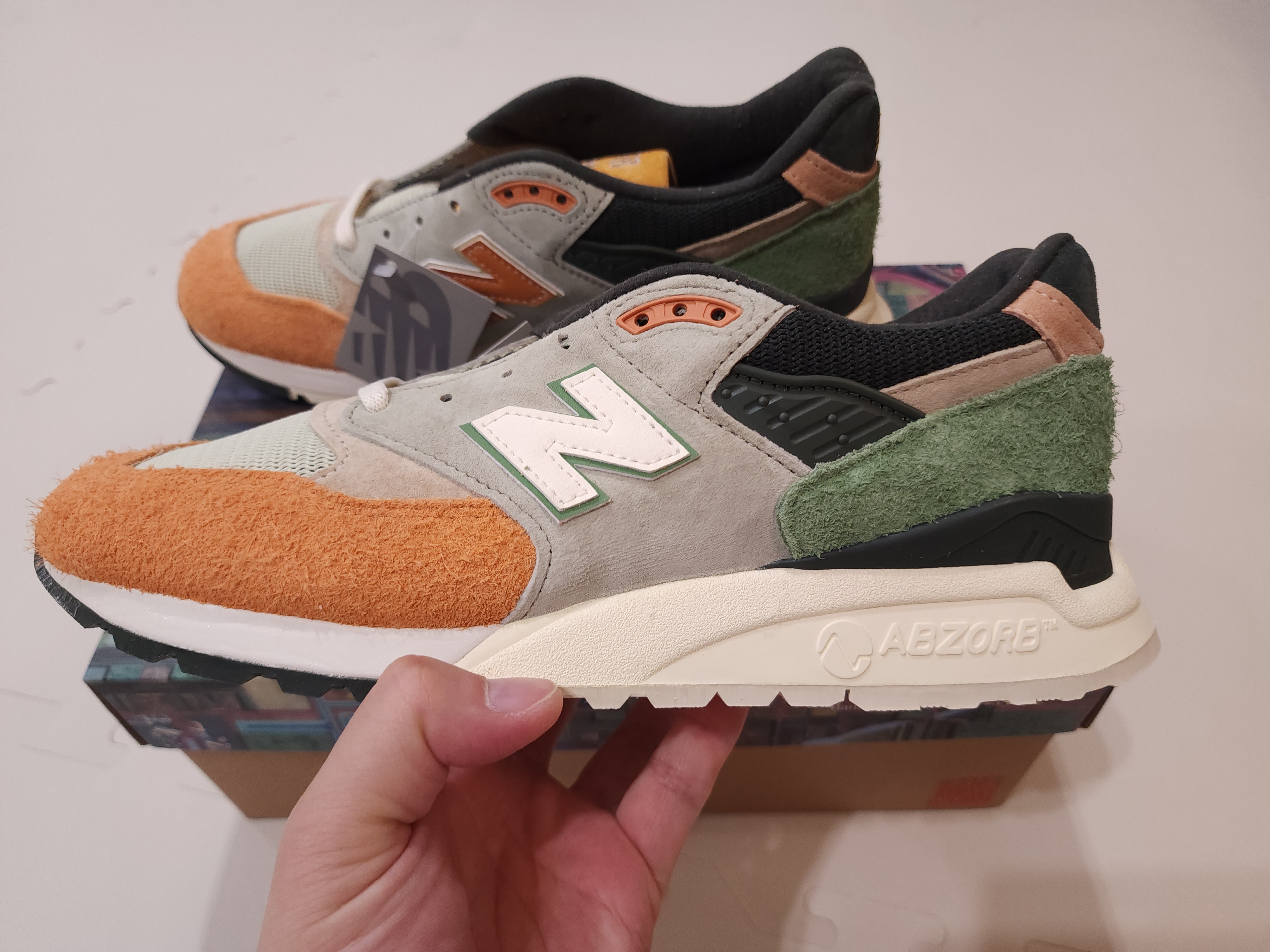 New Balance x Ronnie Fieg x Frank Lloyd 998 Broadacre City Aloe Wash 착용 스타일 - 2