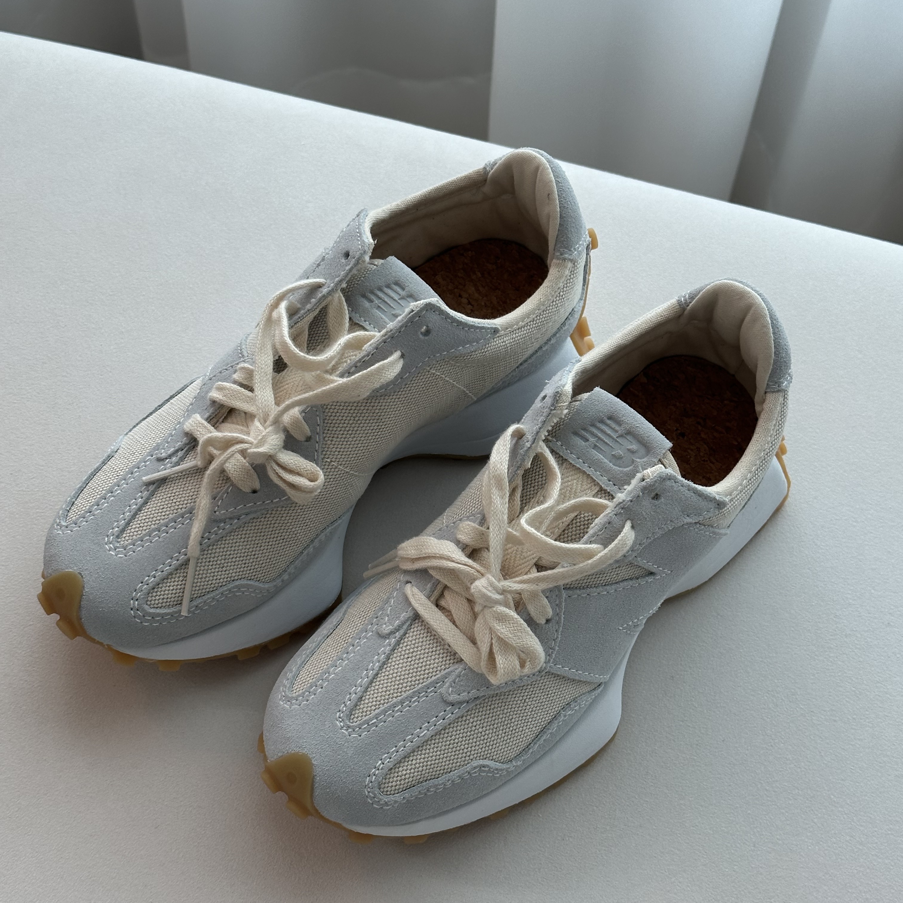 (W) New Balance 327 Undyed White Pale Blue 착용 스타일