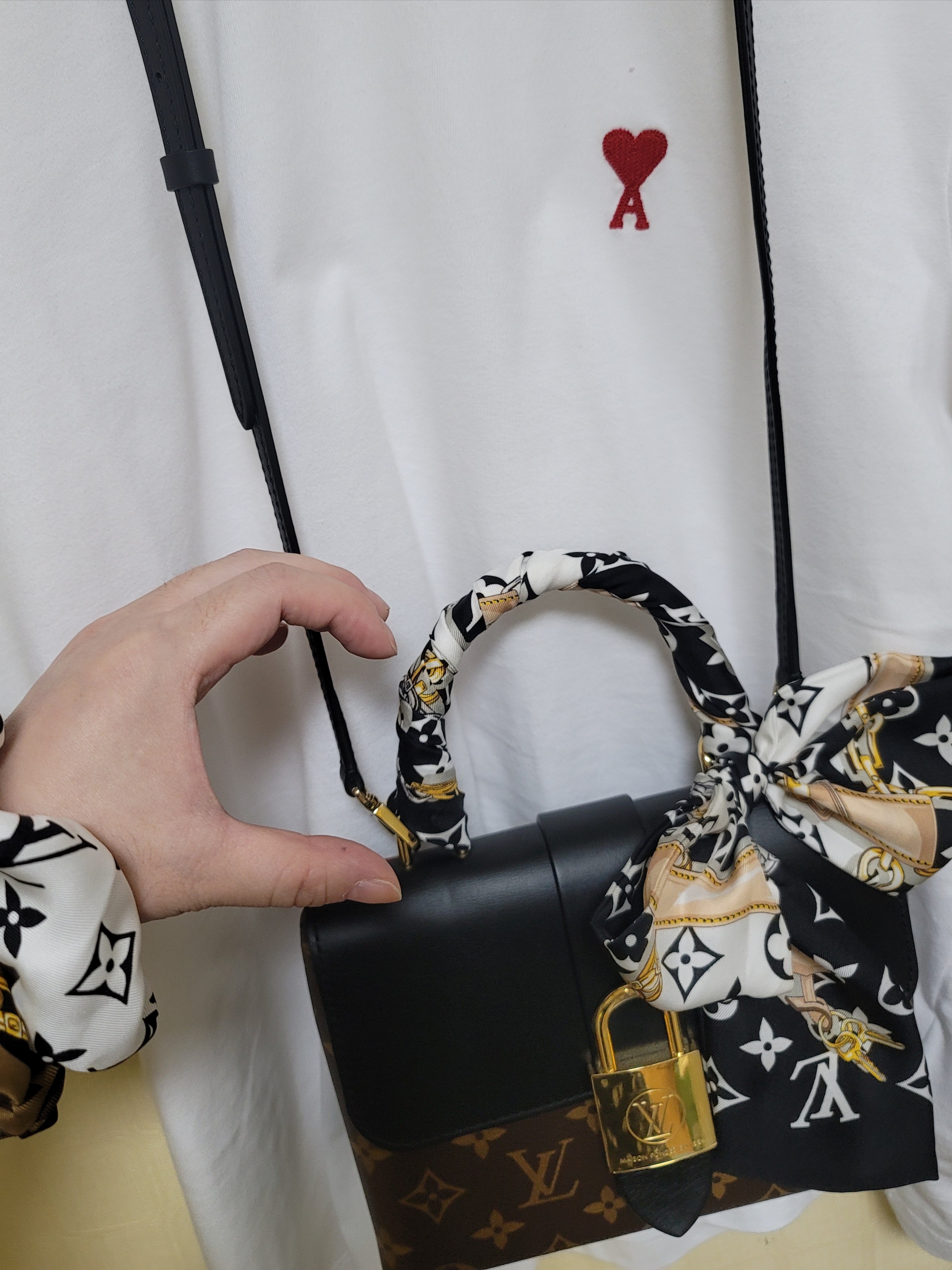 AMI de Coeur T-Shirt White, Louis Vuitton Monogram Confidential Scrunchies Set Black Brown 착용 스타일 - 2
