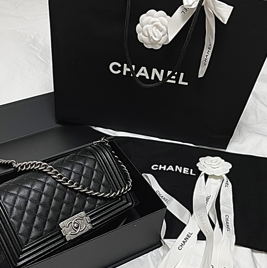 Chanel Medium Boy Chanel Handbag Grained Calfskin & Ruthenium Black 착용 스타일