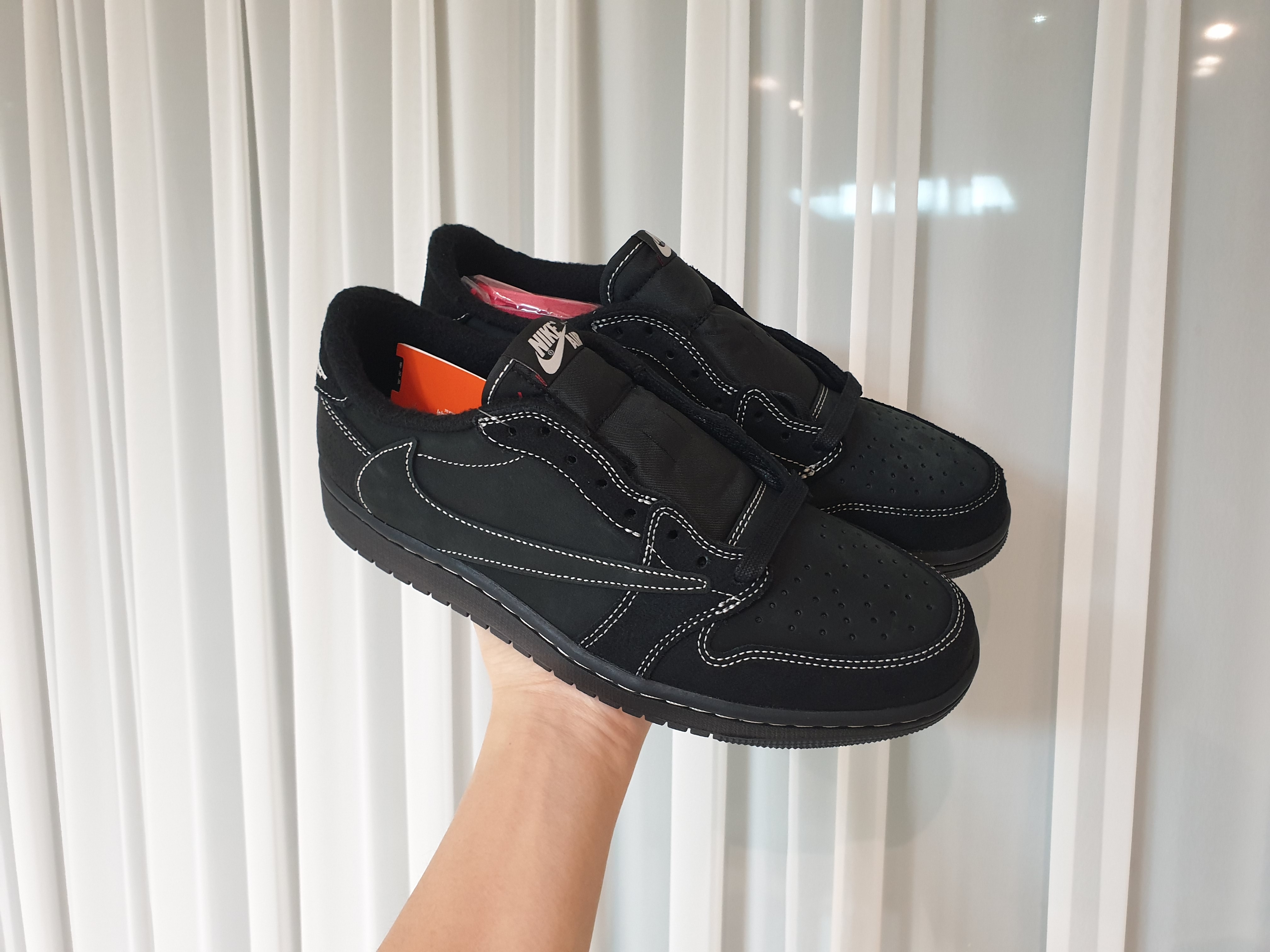 Jordan 1 x Travis Scott Retro Low OG SP Black Phantom 착용 스타일 - 3