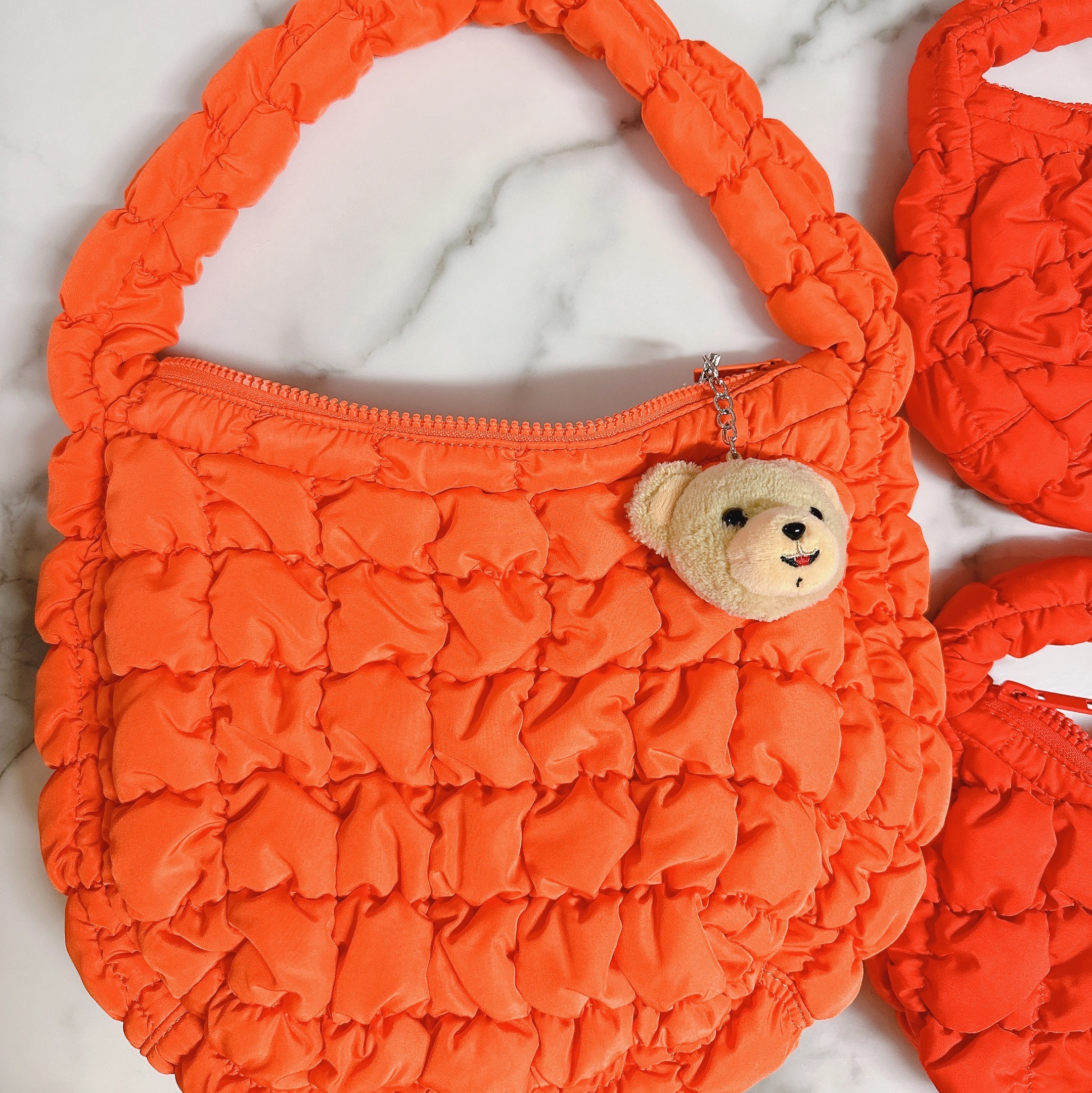 COS Quilted Micro Bag Black, COS Quilted Mini Bag Bright Orange 착용 스타일 - 3
