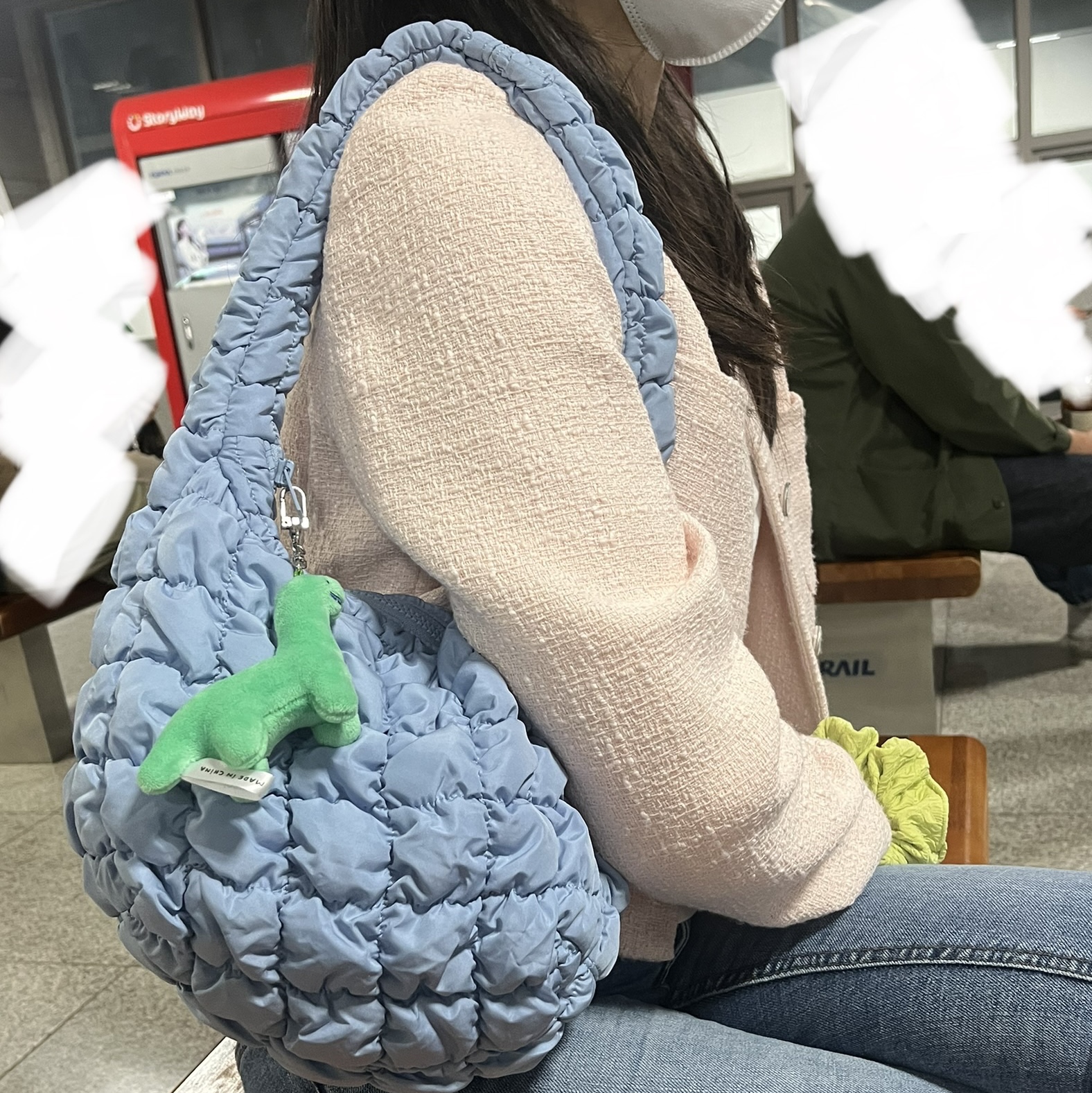 코스 퀼티드 미니백 라이트 블루 착용 스타일
