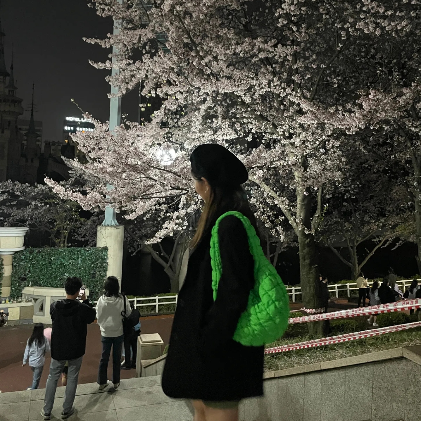 COS Quilted Mini Bag Bright Green 착용 스타일