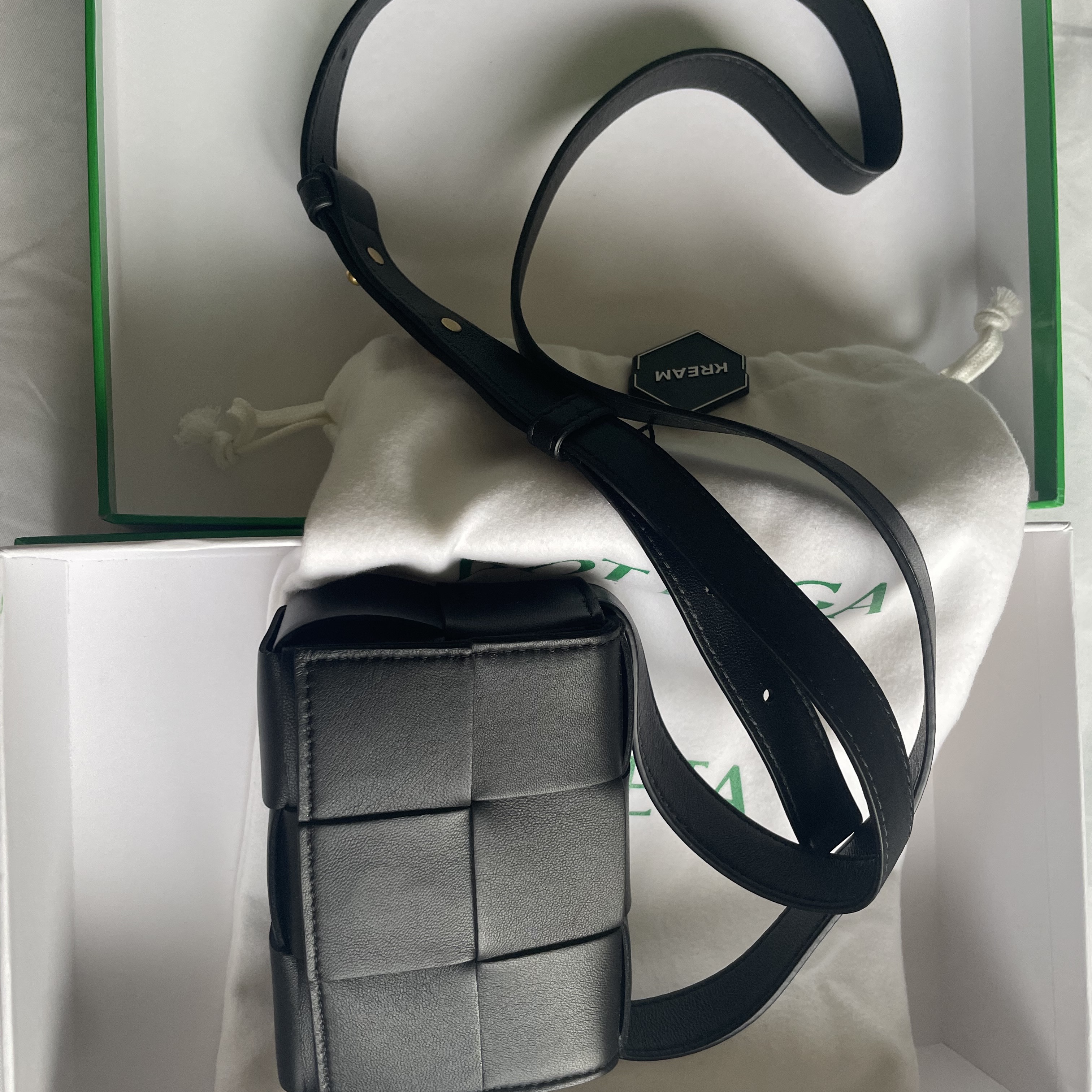 Bottega Veneta Mini Leather Cassette Black 착용 스타일 - 2