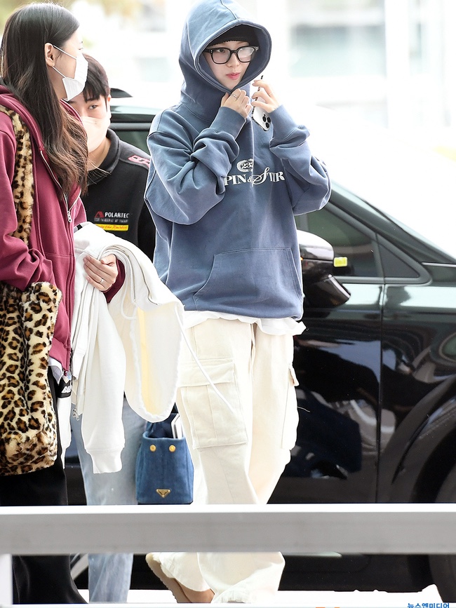 (W) UGG Disquette Slipper Chestnut, Prada Denim Tote Bag Navy 착용 스타일