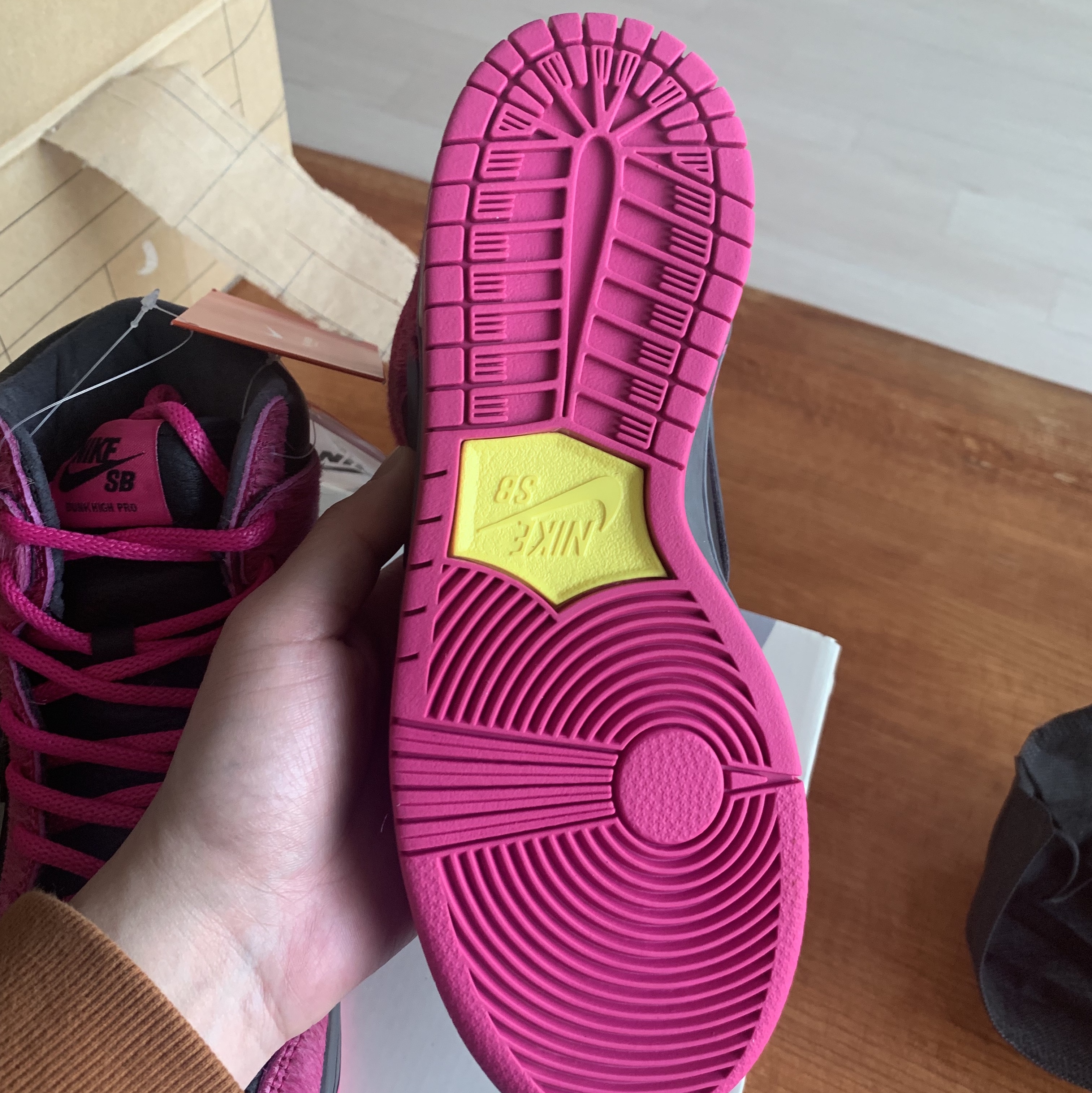 Nike x Run The Jewels SB Dunk High Active Pink and Black 착용 스타일 - 2