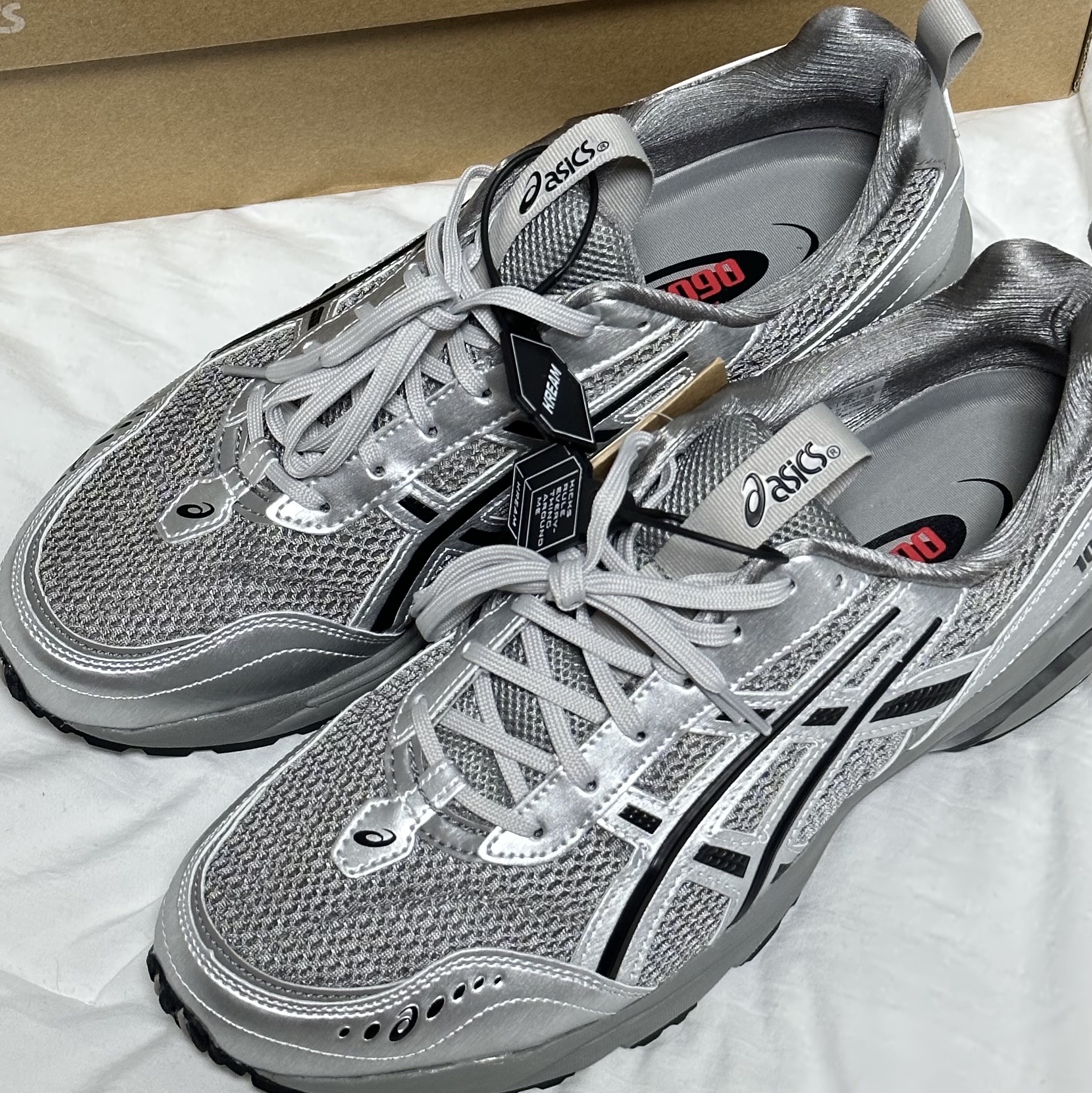 Asics x Freja Wewer Gel-1090 V2 Clay Grey Pure Silver 착용 스타일