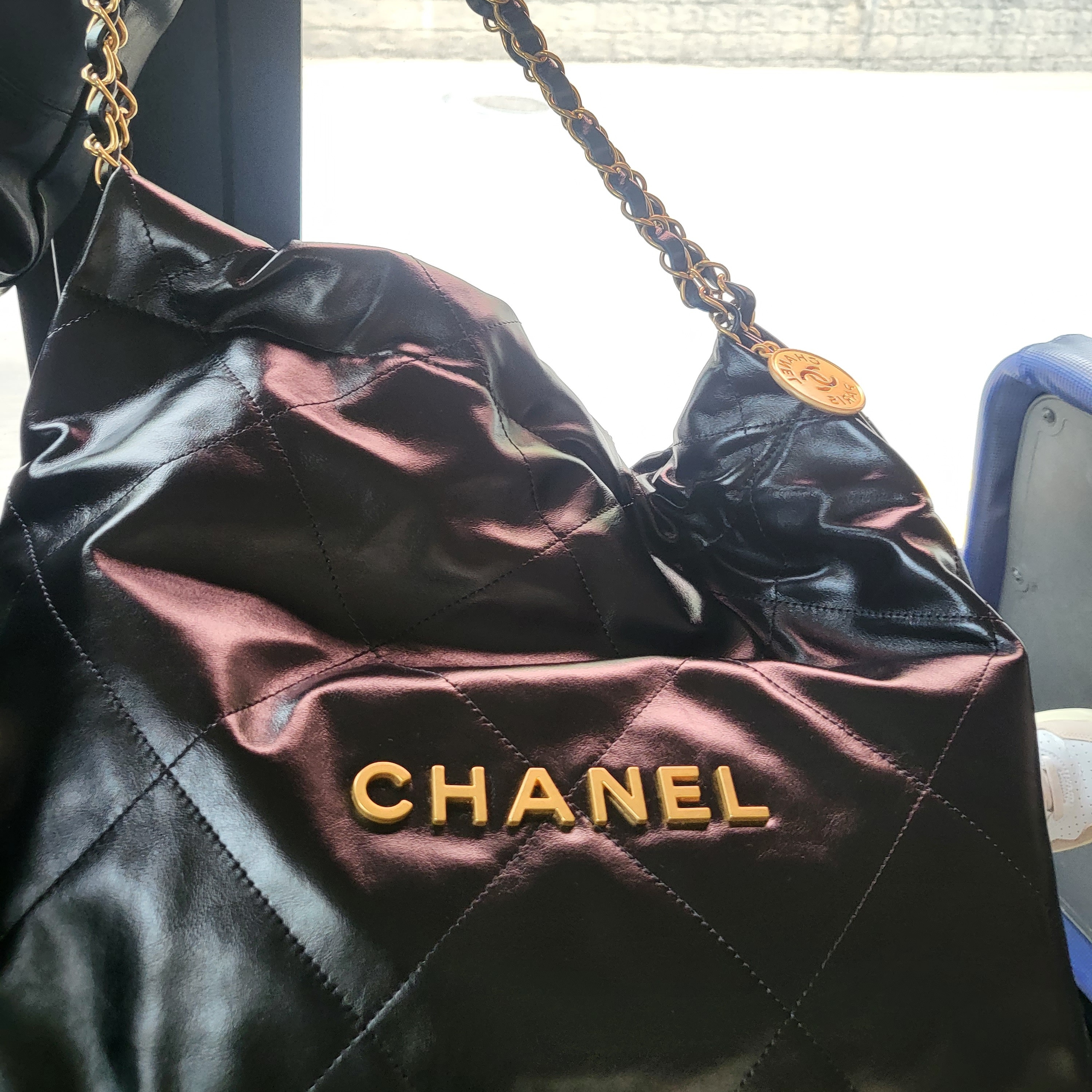 Chanel 22 Small Handbag Shiny Calfskin & Gold Black 착용 스타일