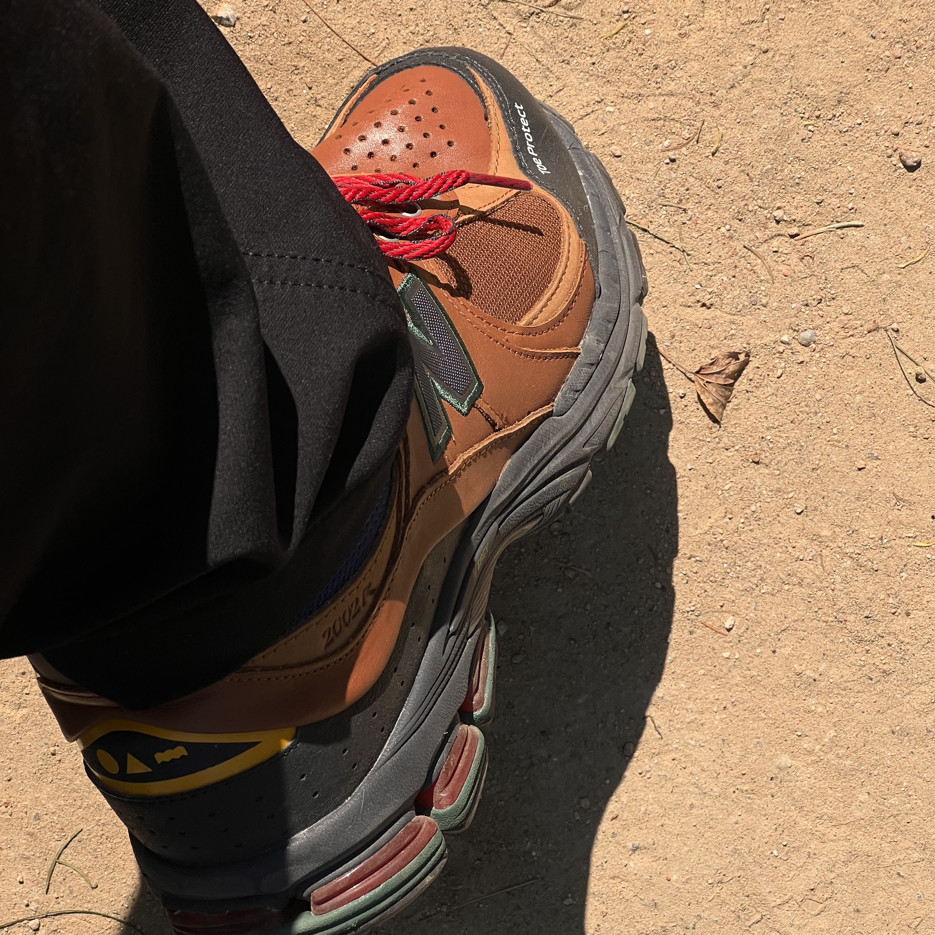 New Balance 2002R Hiking Pack Brown 착용 스타일 - 1