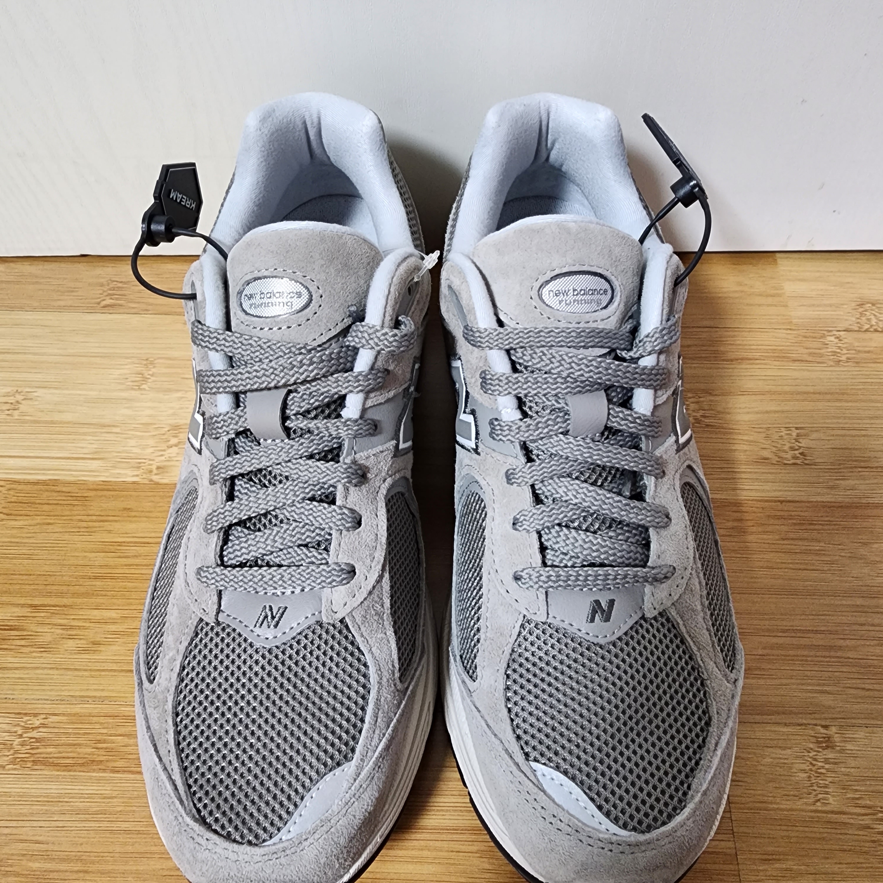 New Balance 2002R Grey 착용 스타일