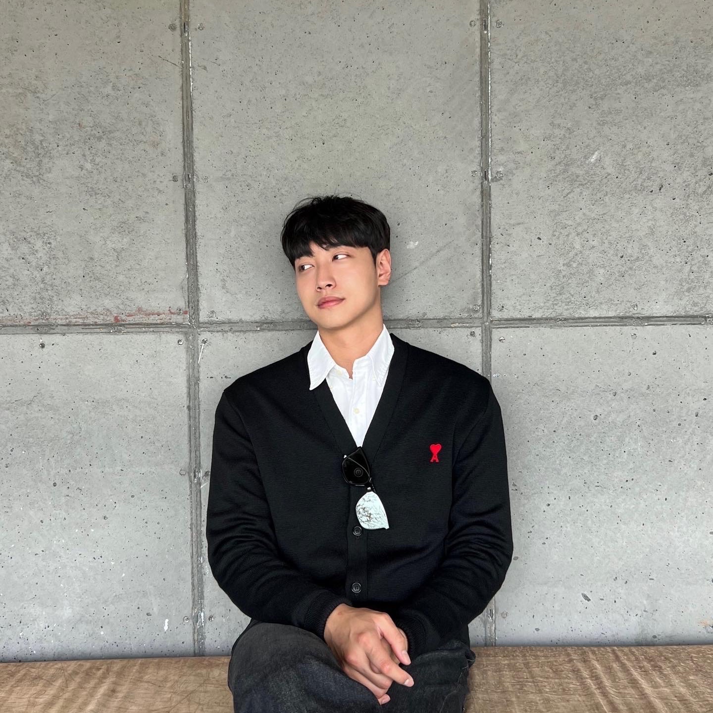 AMI de Coeur Wool Cardigan Black 착용 스타일