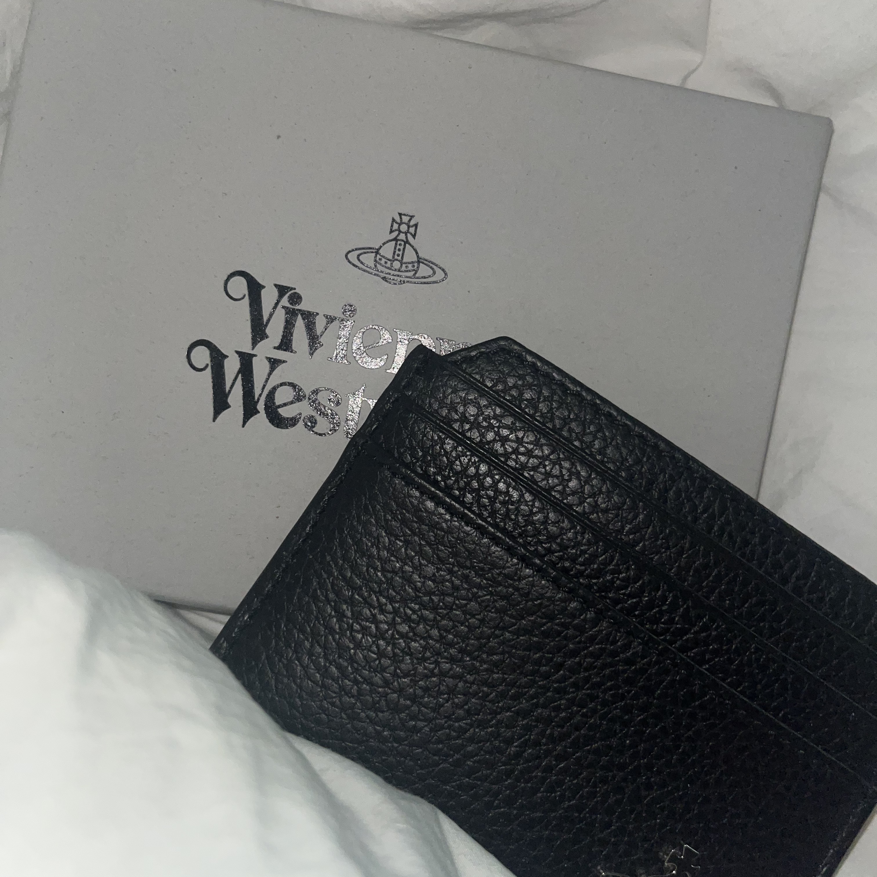 Vivienne Westwood Grain Leather Slim Card Holder Black 착용 스타일