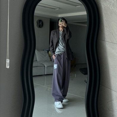 Alexander McQueen Oversized Sneakers White Black, Maison Mihara Yasuhiro Twisted Double Waist Pants Black 착용 스타일 - 2