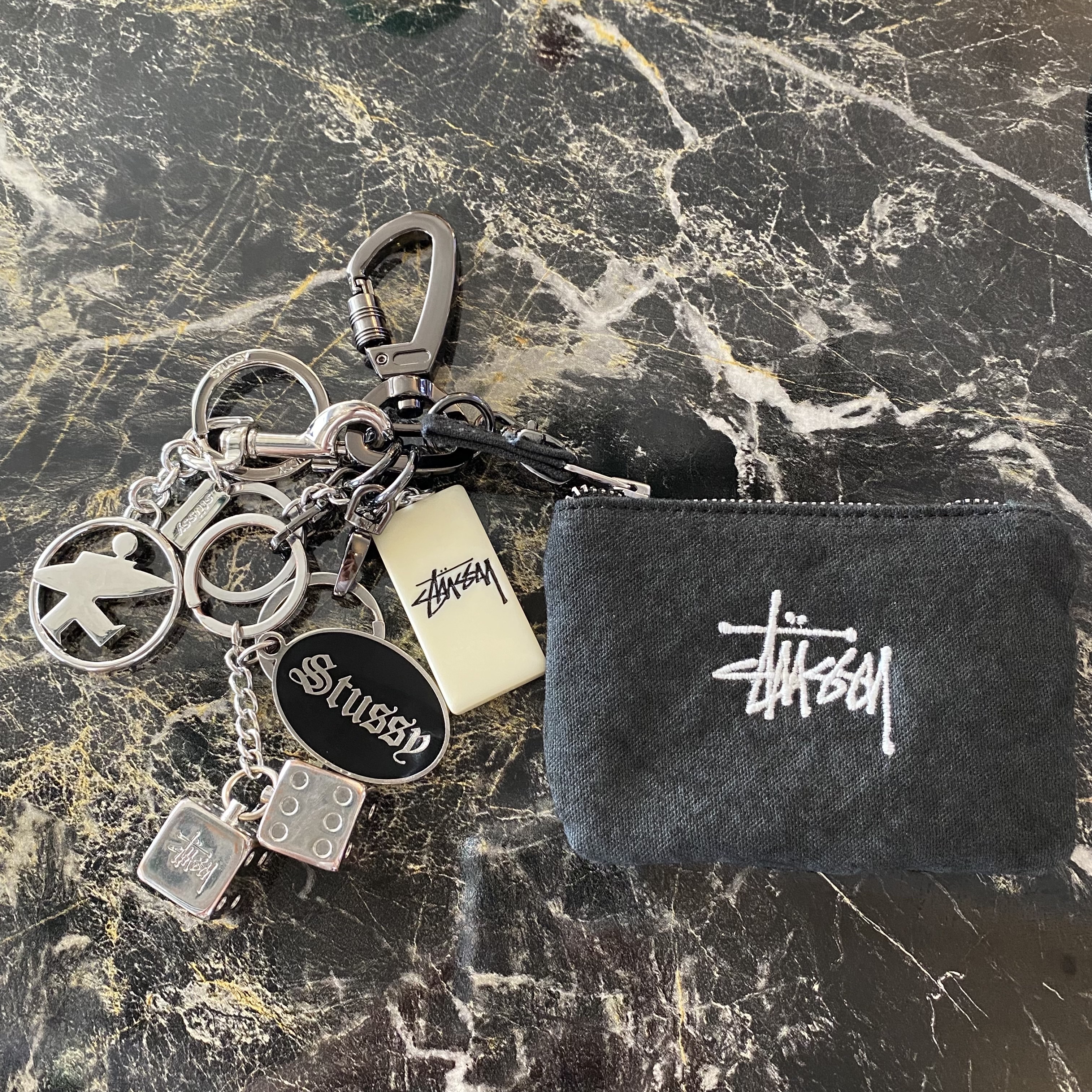 Stussy Surfman Keychain Silver, Stussy Metal Dice Keychain Silver 착용 스타일