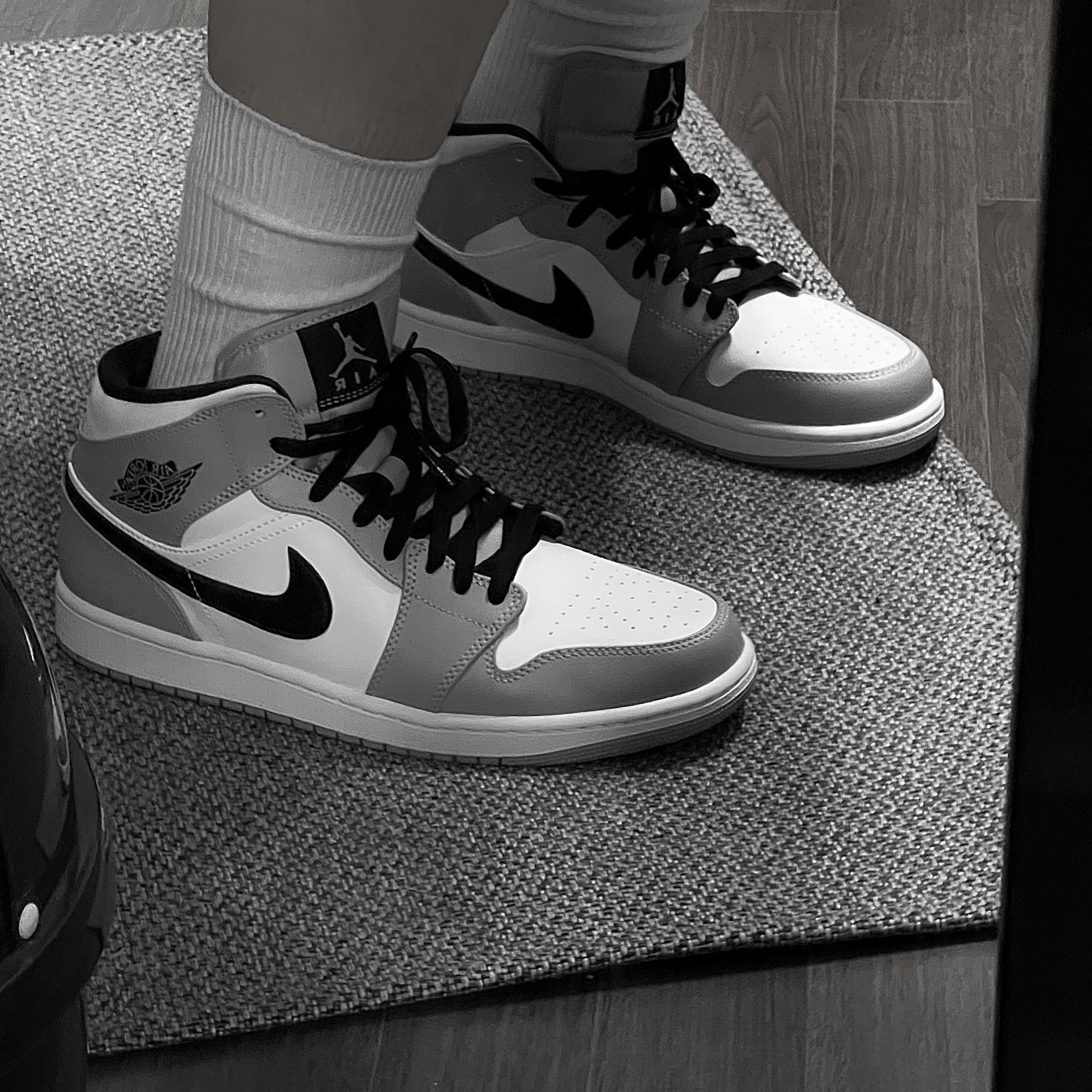 Jordan 1 Mid Light Smoke Grey 착용 스타일