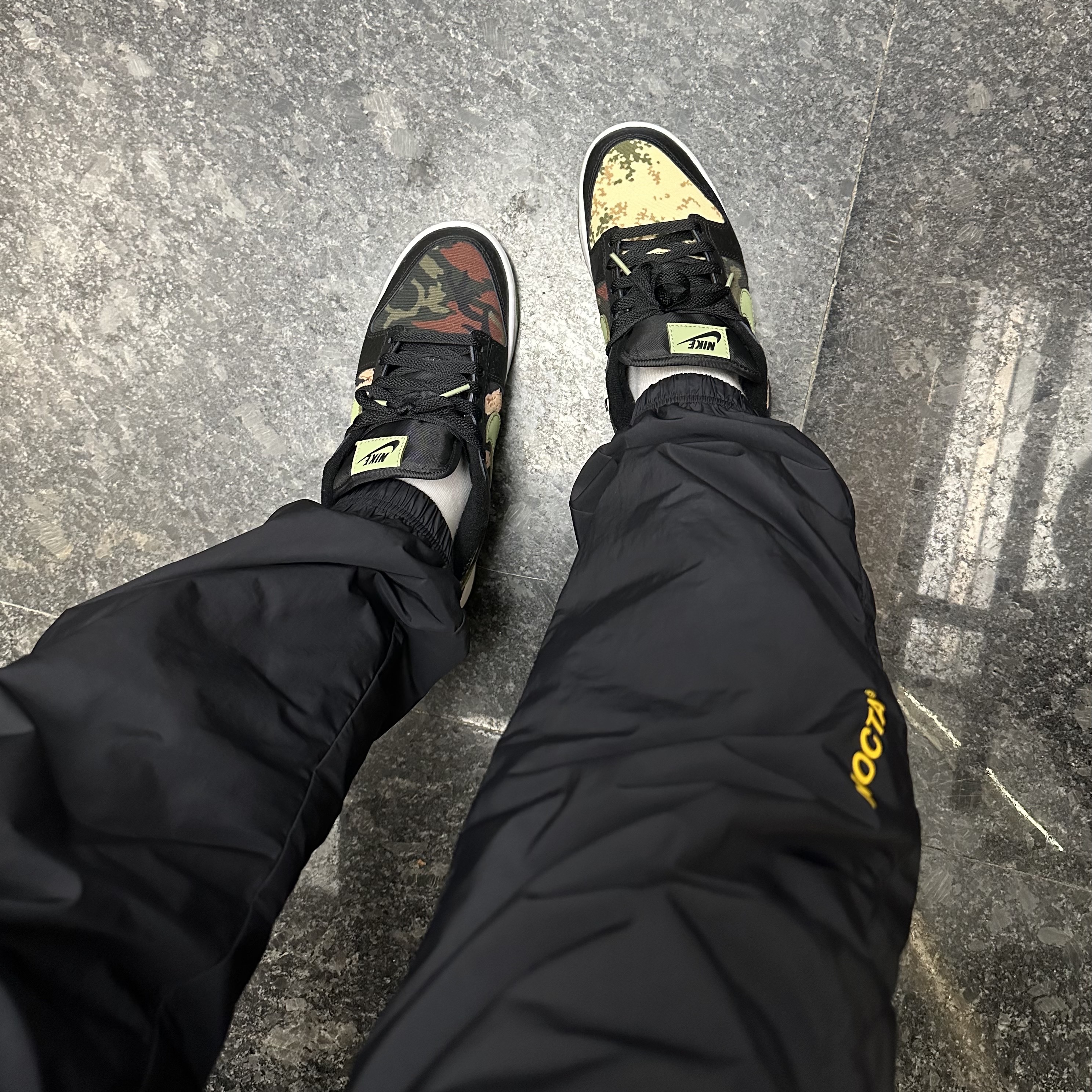 Nike Dunk Low SE Black Multi Camo, Nike x Drake Nocta Essential Track Pants Black - Asia 착용 스타일