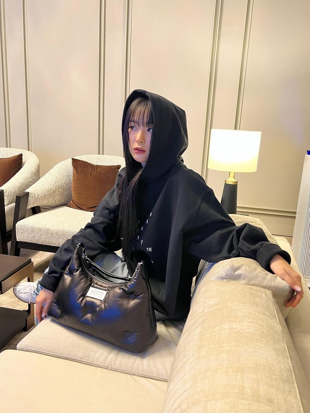 메종 마르지엘라 글램 슬램 호보 미디움 블랙 착용 스타일 - 1