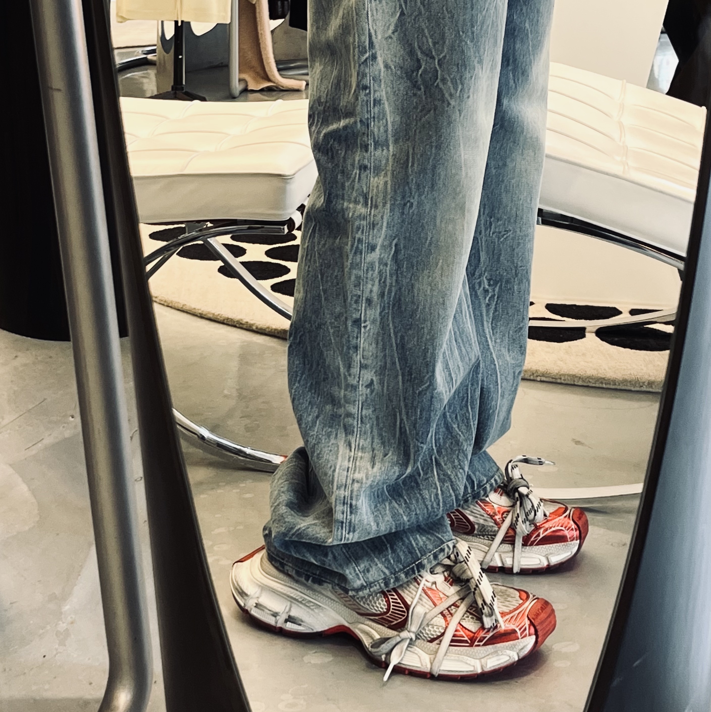 Balenciaga 3XL Sneakers White Red 착용 스타일 - 1