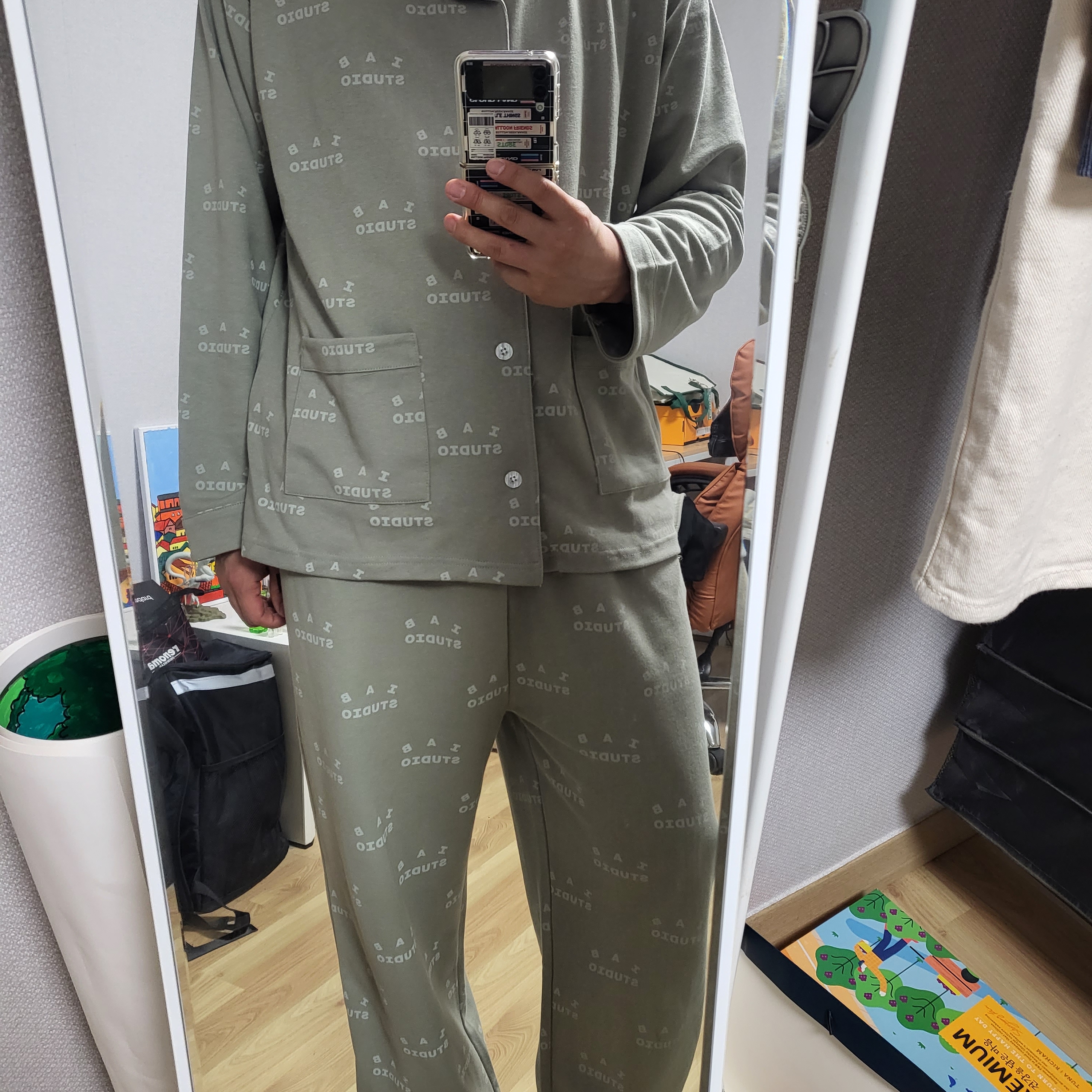 IAB Studio Pajama Set Light Green 착용 스타일 - 1