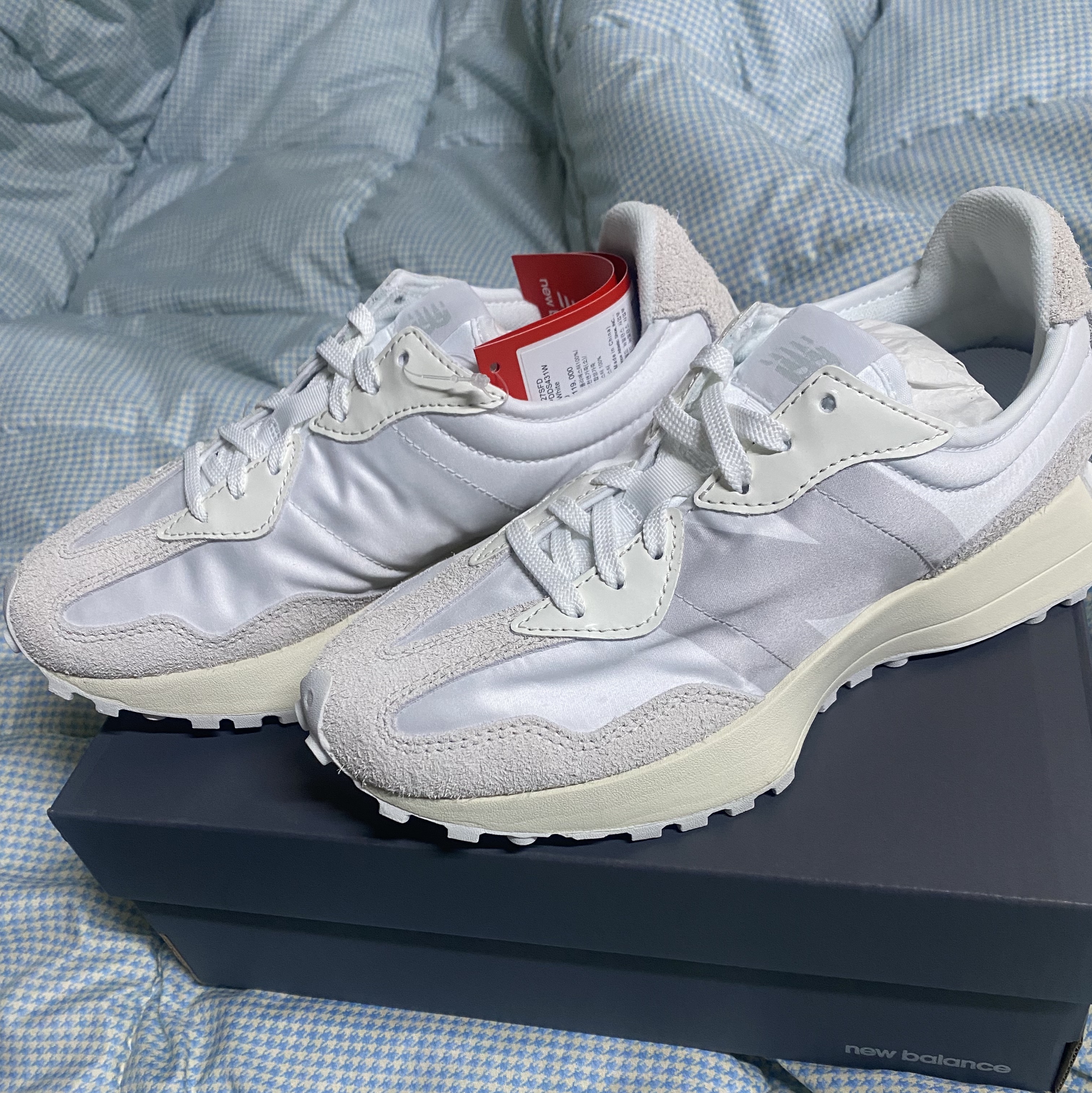 (W) New Balance 327 White Moonbeam 착용 스타일 - 1