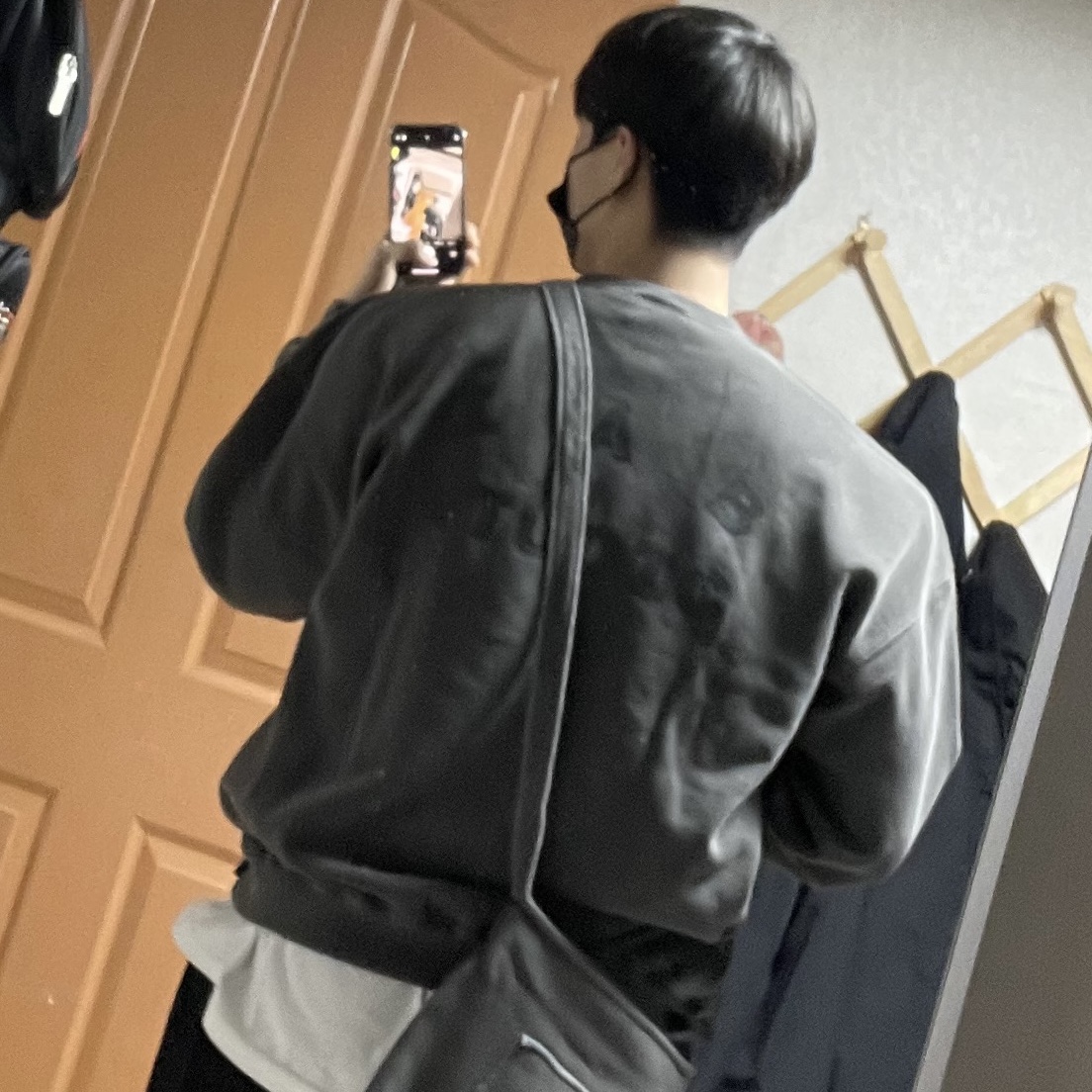 IAB Studio Pigment Sweatshirt & Mini Bag Black 착용 스타일