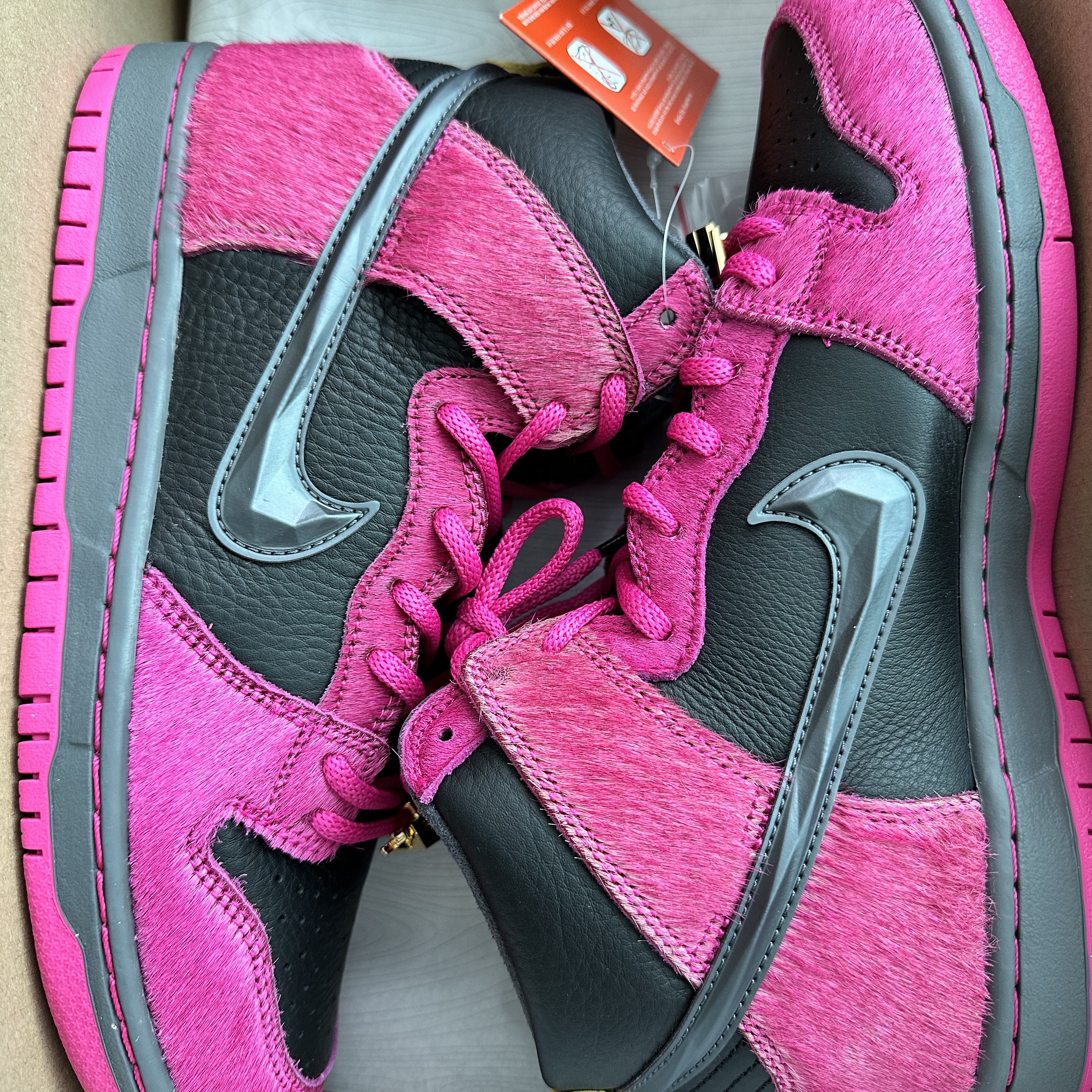 Nike x Run The Jewels SB Dunk High Active Pink and Black 착용 스타일 - 4