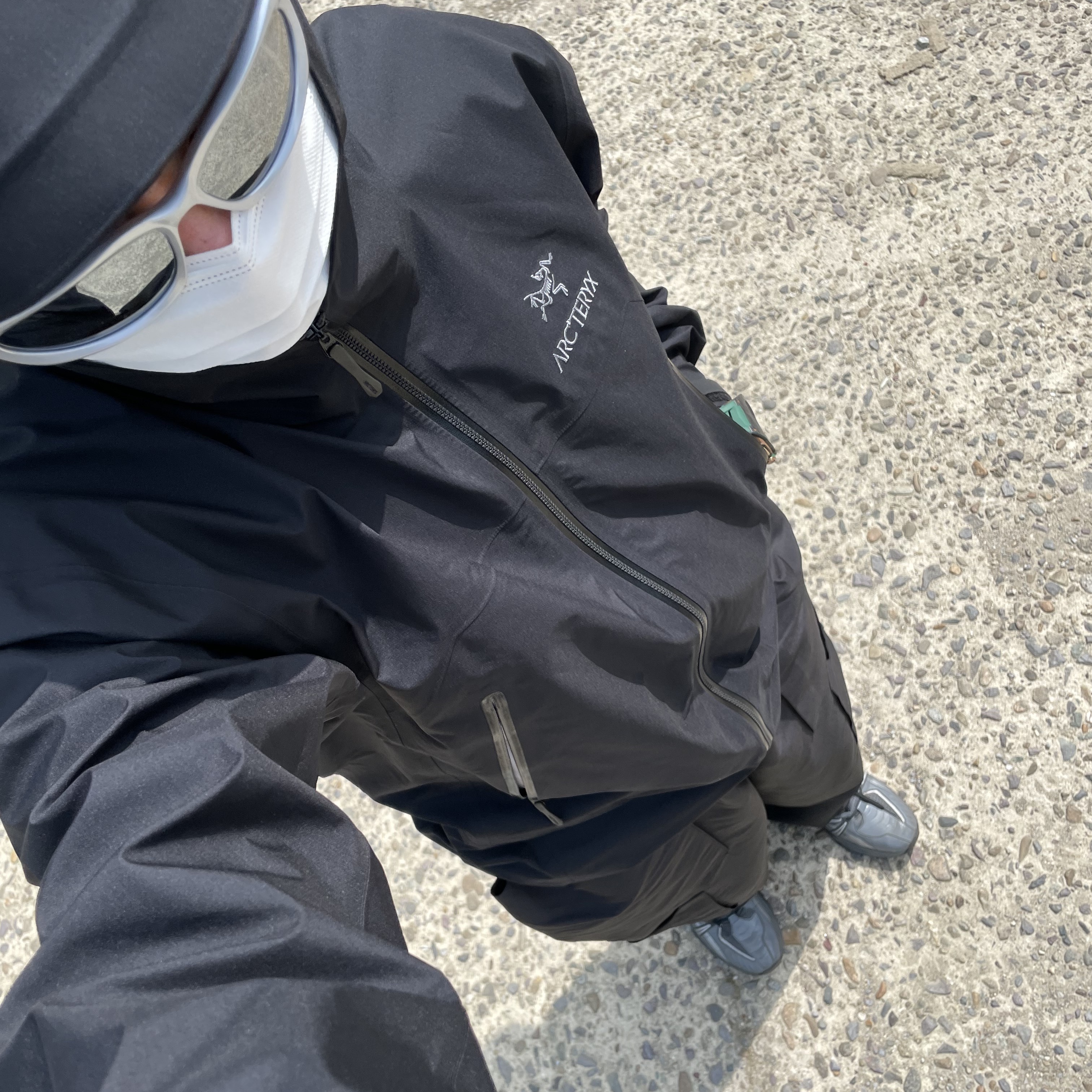 Arc'teryx Beta Jacket Black, New Balance 2002R Rust Oxide 착용 스타일 - 4