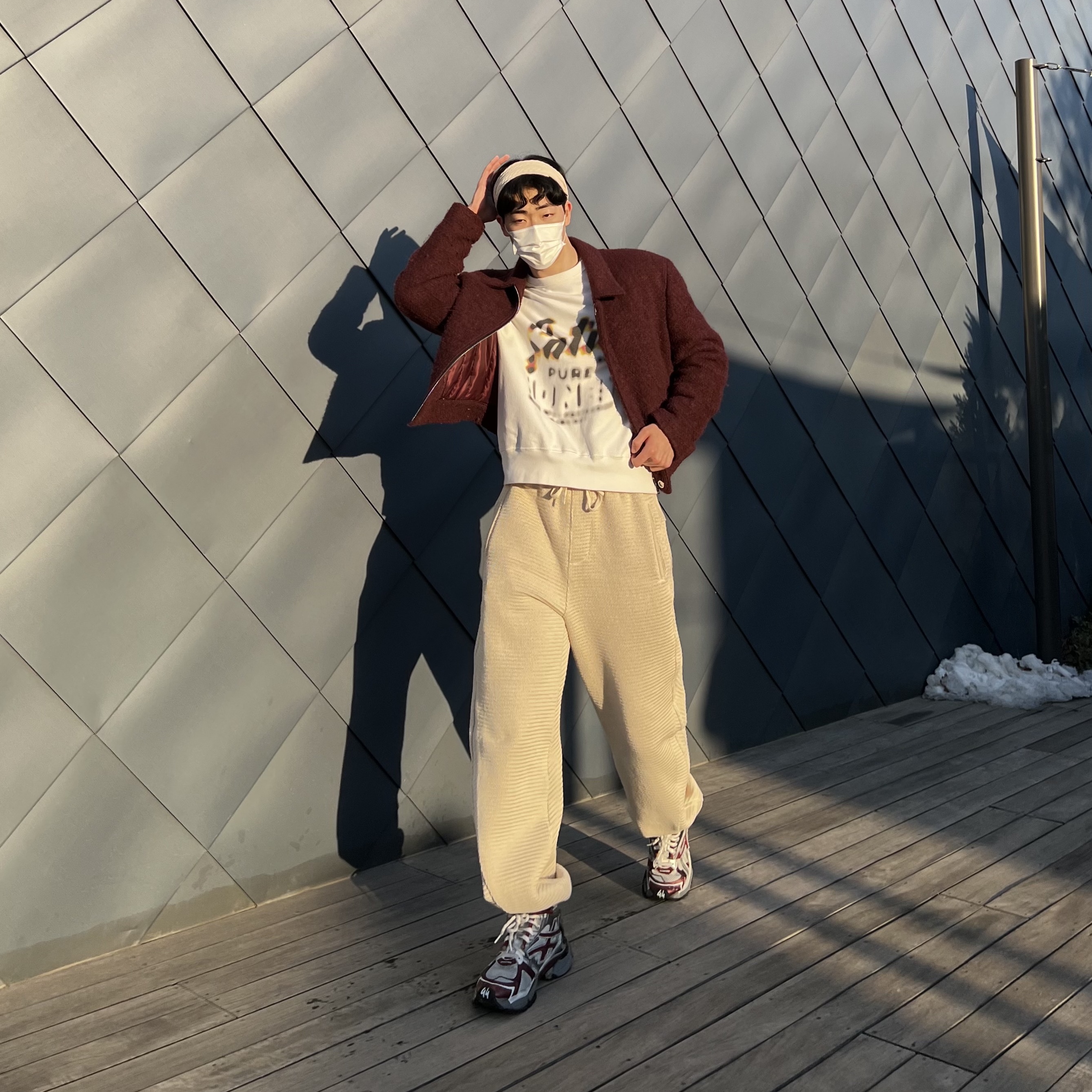 Balenciaga Runner Sneakers Grey Burgundy 착용 스타일 - 2