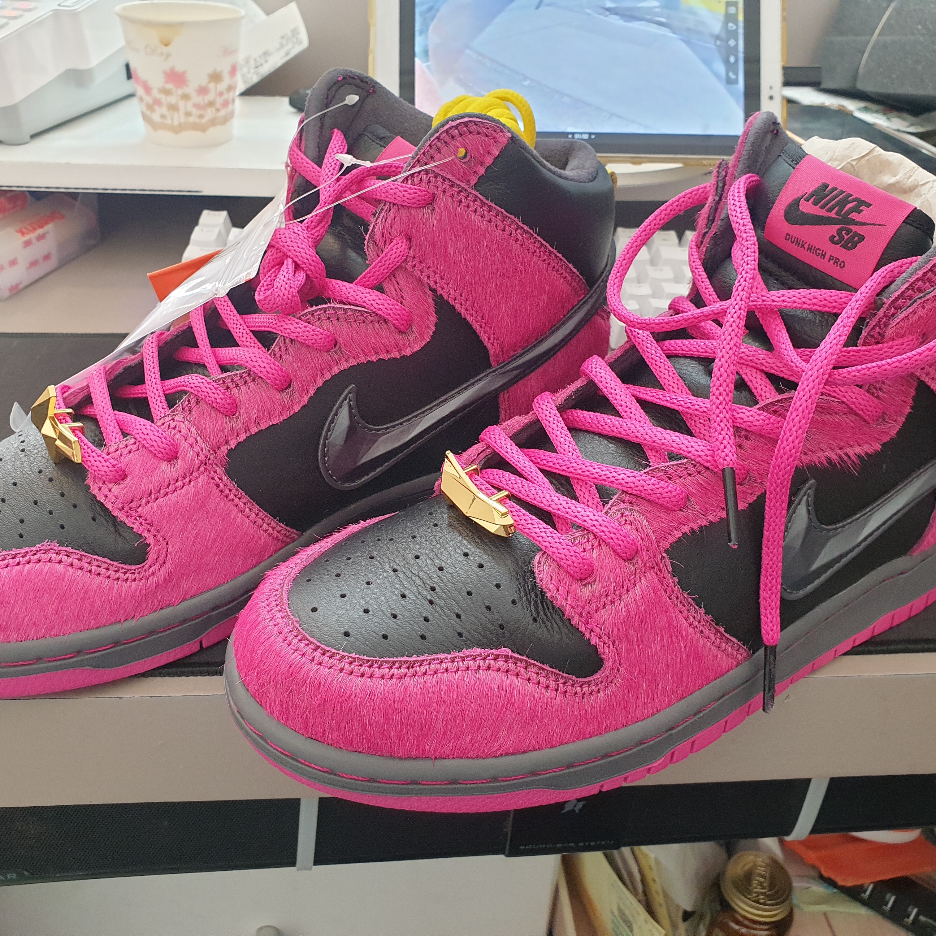 Nike x Run The Jewels SB Dunk High Active Pink and Black 착용 스타일 - 2