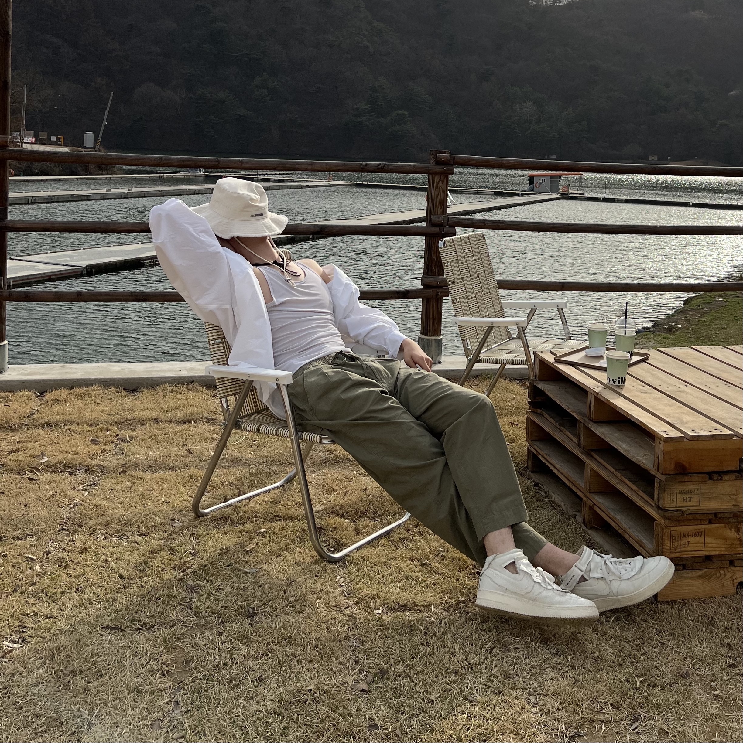 Jacquemus Le Bob Artichaut Bucket Hat Off White, Nike x Comme des Garcons Homme Plus Air Force Mid White 착용 스타일 - 1