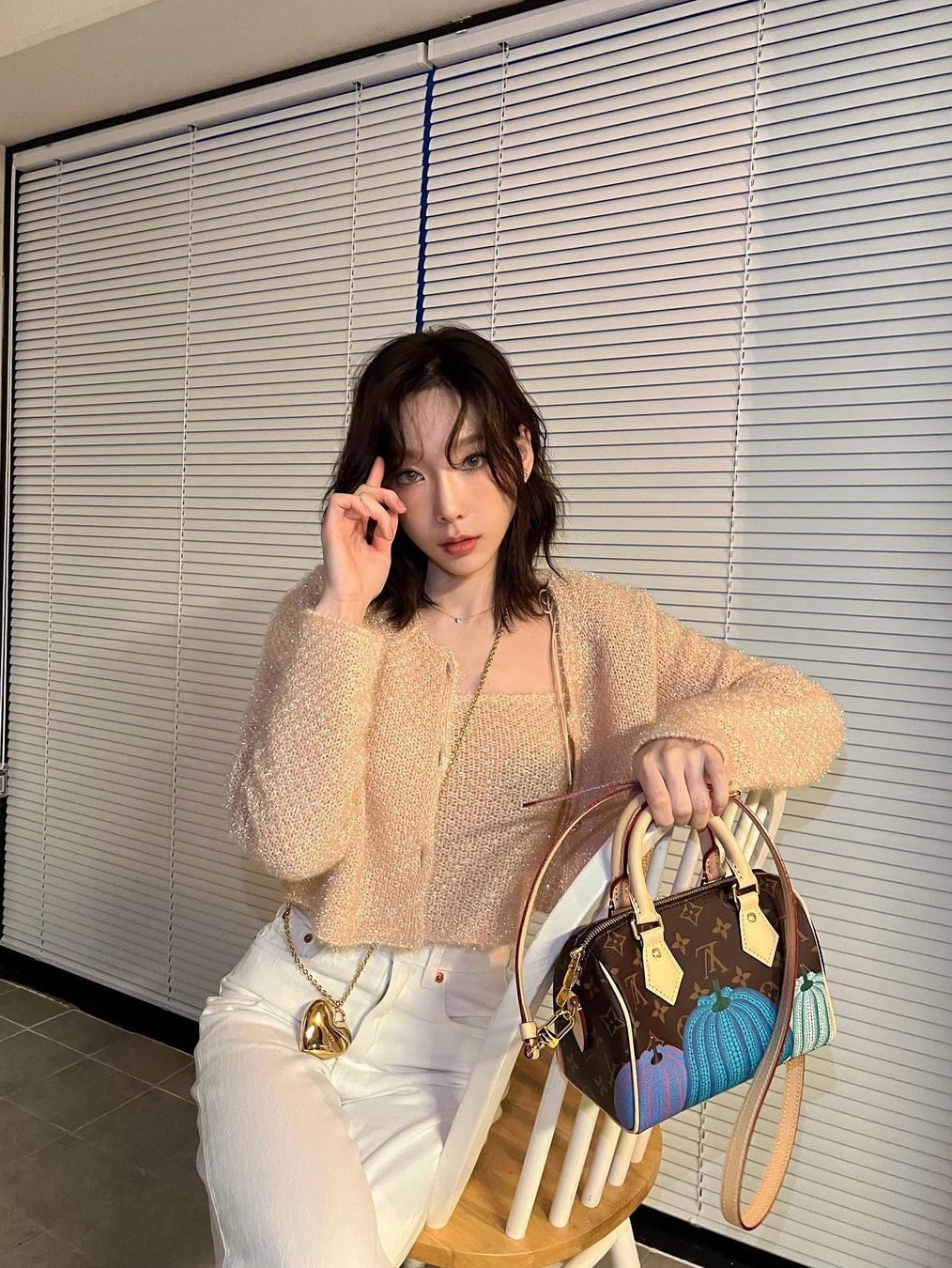 넘버링 하트 마이크로 백 펄 스트랩 골드 착용 스타일
