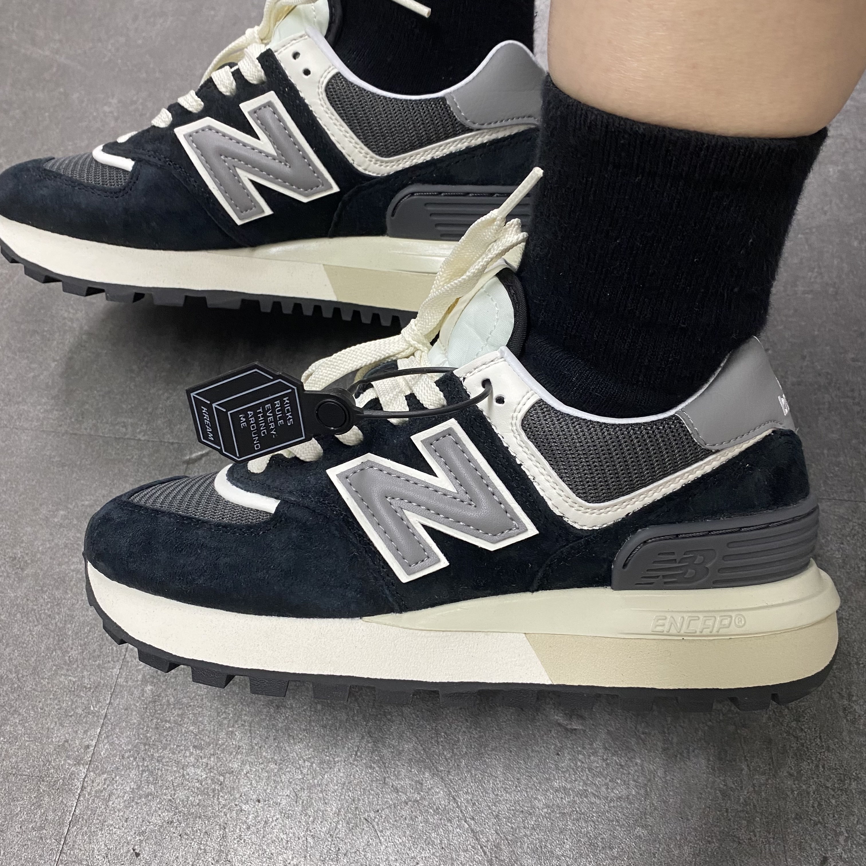 New Balance 574 Legacy Black 착용 스타일 - 3